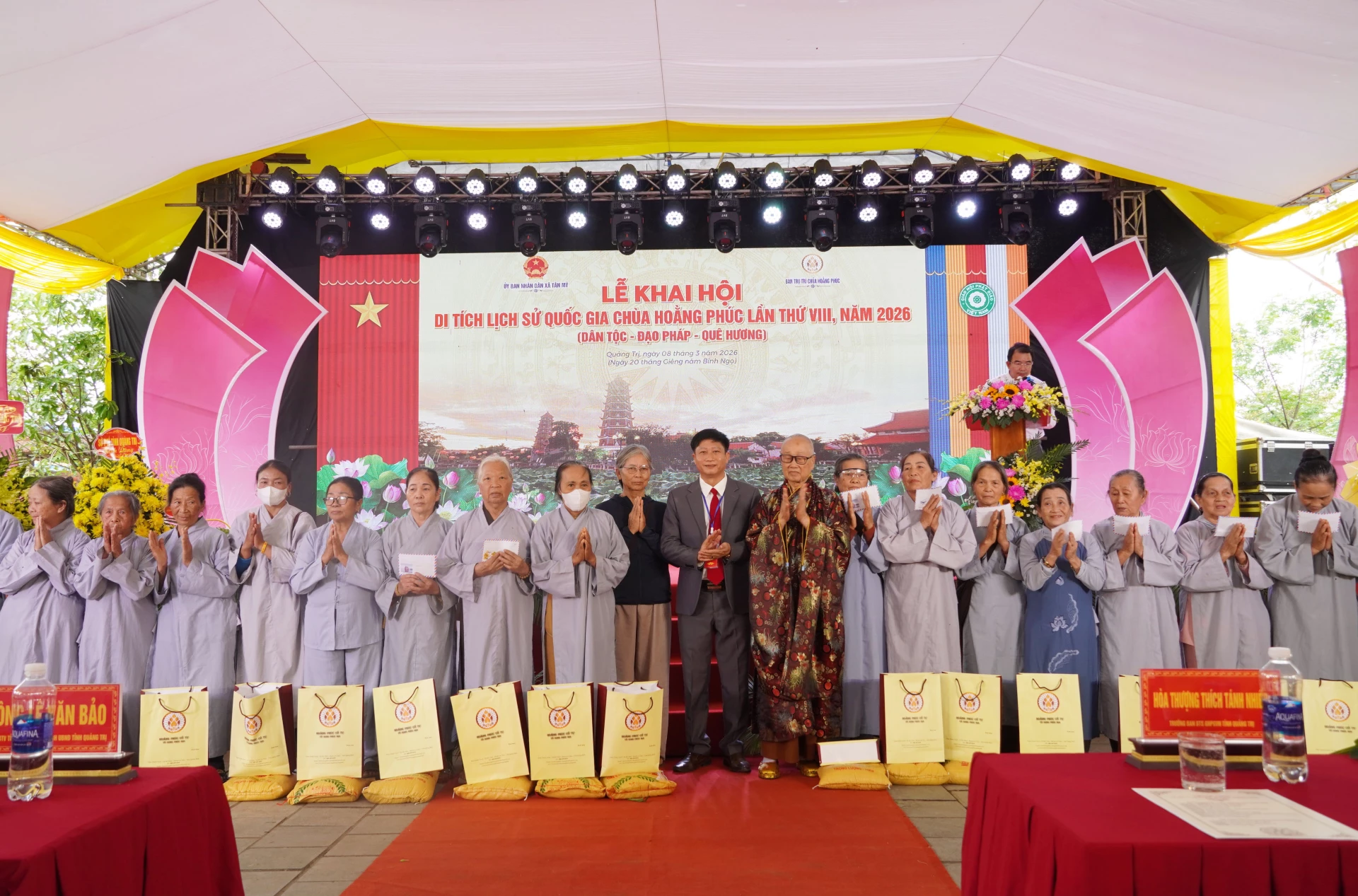 Ban tổ chức trao quà cho các phật tử có hoàn cảnh khó khăn - Ảnh: HL