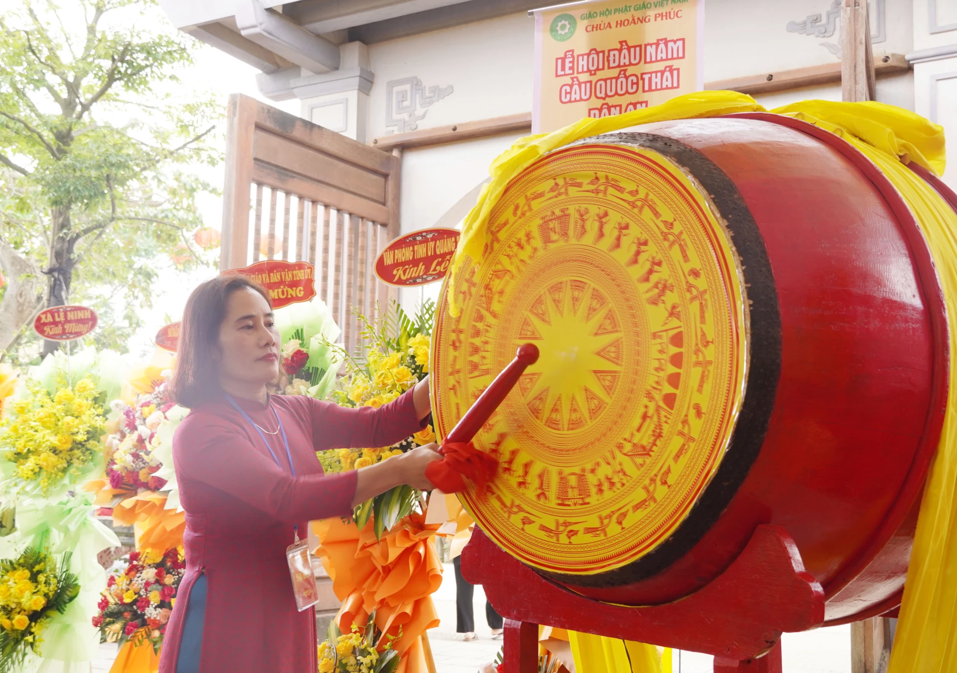 Đại diện lãnh đạo xã Tân Mỹ đánh trống khai hội - Ảnh: HL