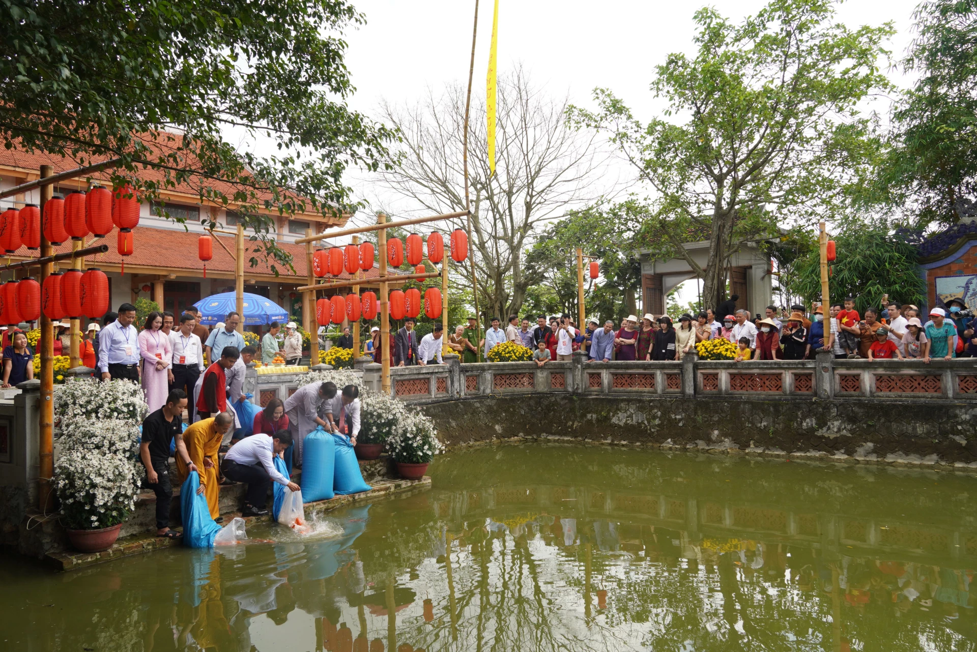Các đại biểu tham gia nghi thức phóng sinh - Ảnh: HL