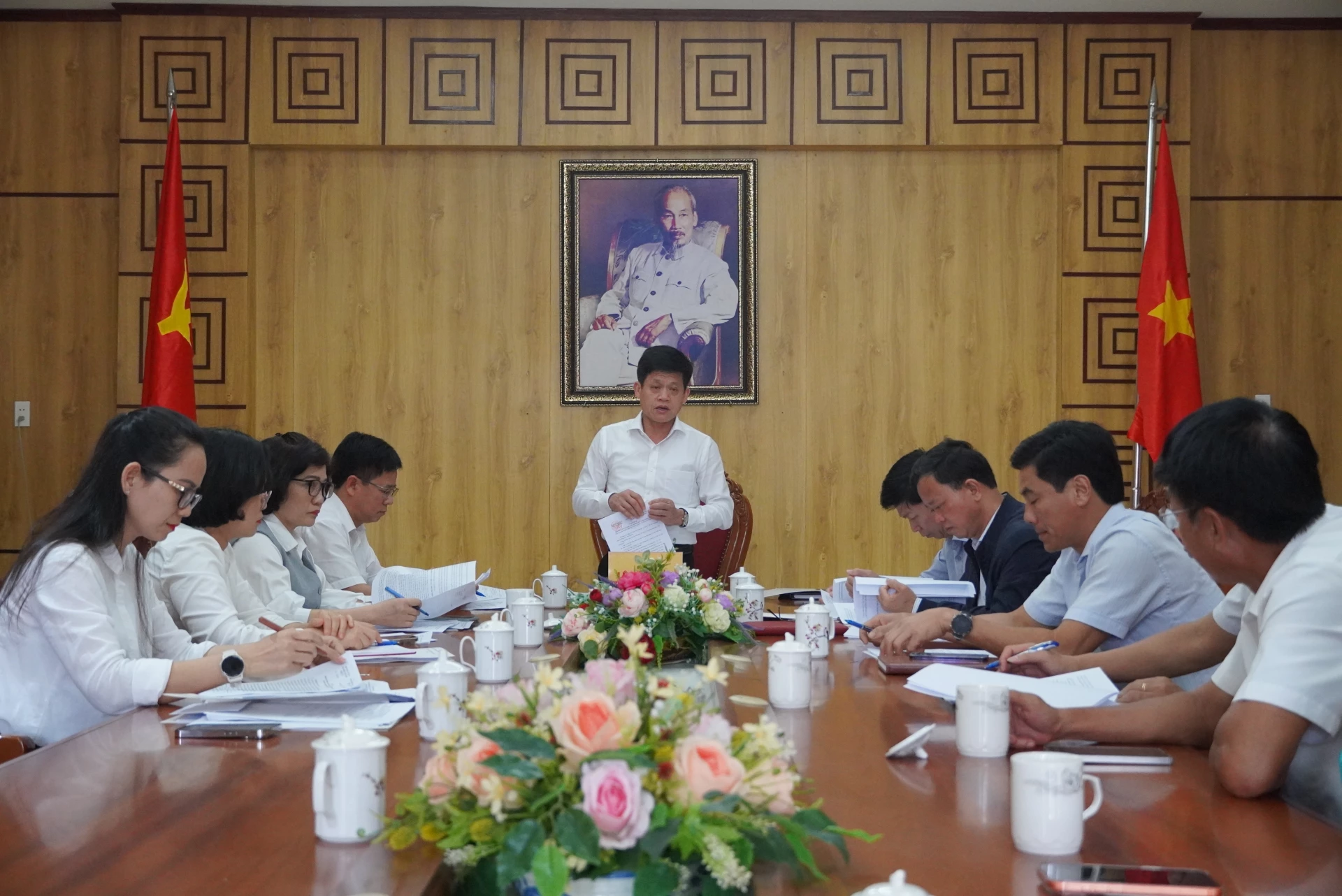 Đồng chí Phó Chủ tịch UBND tỉnh Lê Văn Bảo làm việc với Ban Bầu cử số 4 - Ảnh: HL