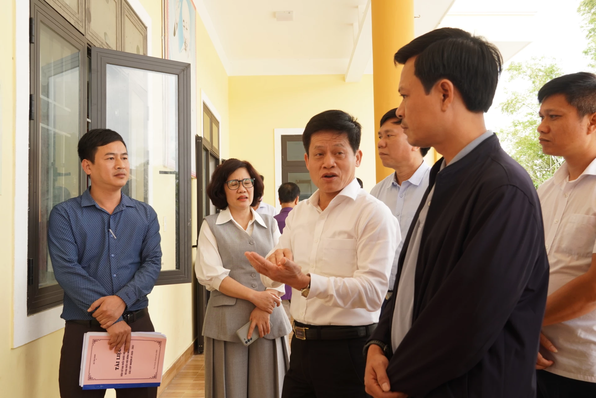 Đồng chí Phó Chủ tịch UBND tỉnh Lê Văn Bảo kiểm tra công tác chuẩn bị bầu cử tại xã Tân Gianh - Ảnh: HL