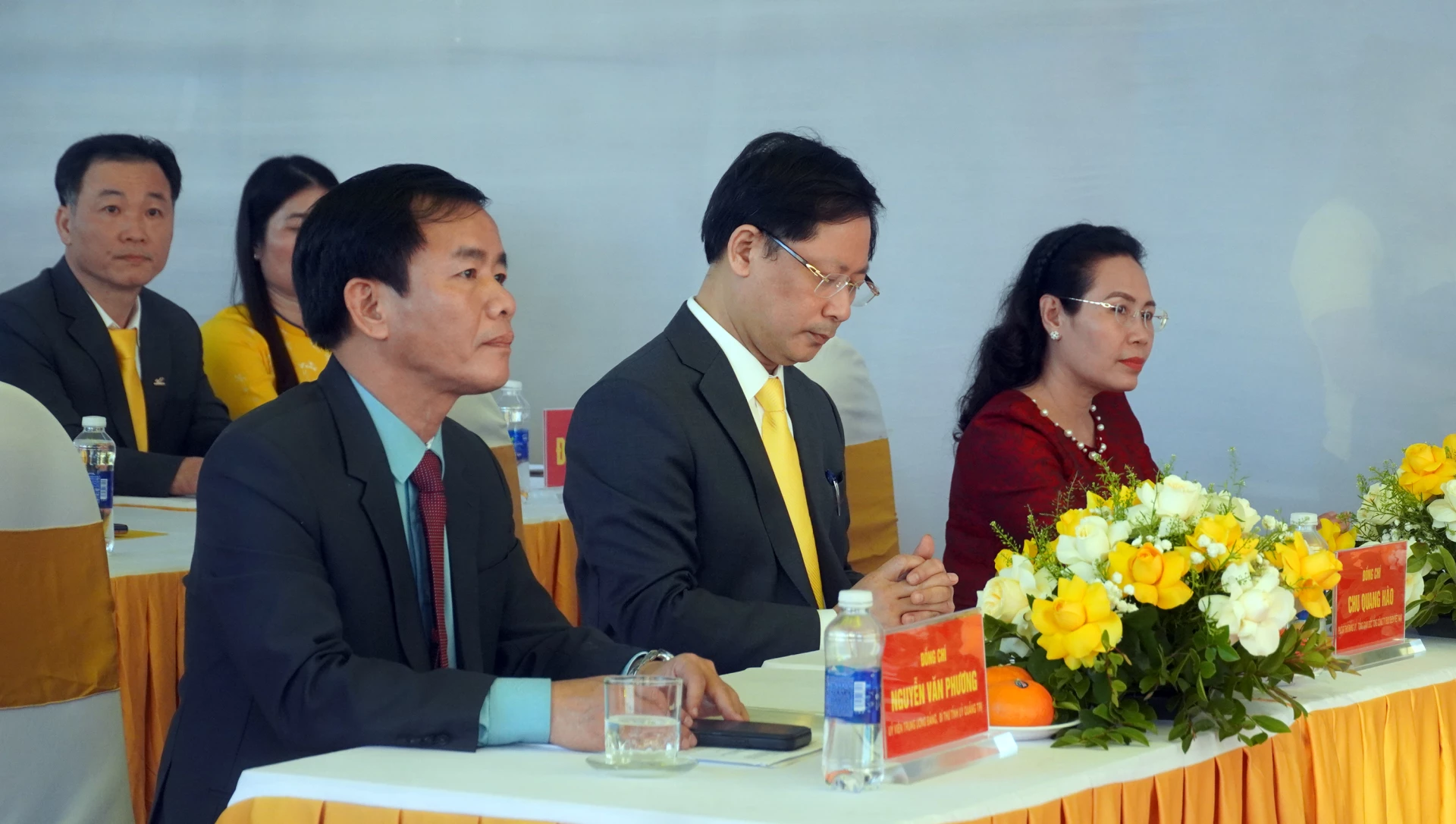 Các đồng chí lãnh đạo tỉnh và Tổng Công ty Bưu điện Việt Nam dự lễ - Ảnh: N.M