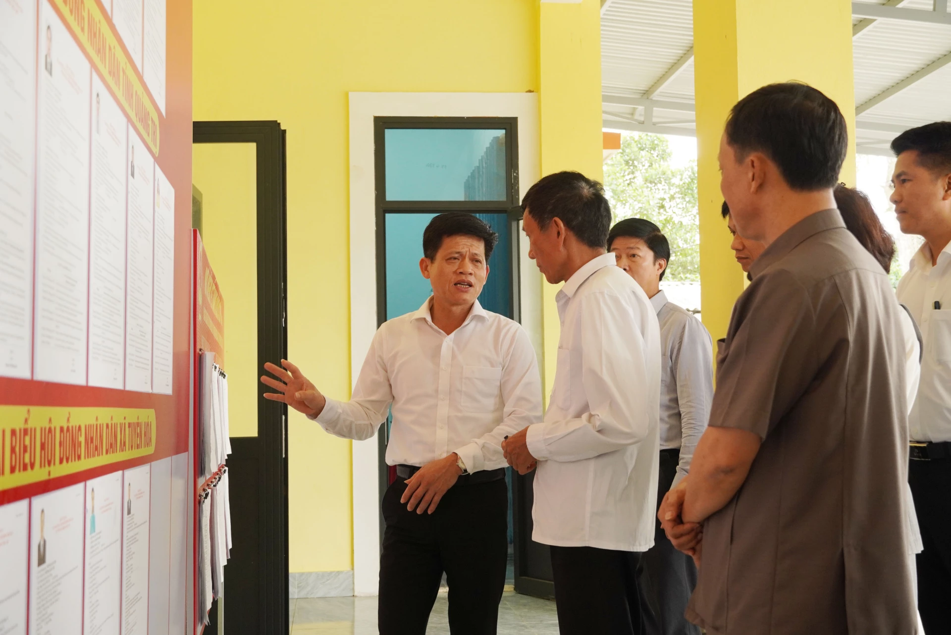 Đồng chí Lê Văn Bảo, Phó Chủ tịch UBND tỉnh kiểm tra công tác chuẩn bị bầu cử tại xã Tuyên Hóa - Ảnh: HL