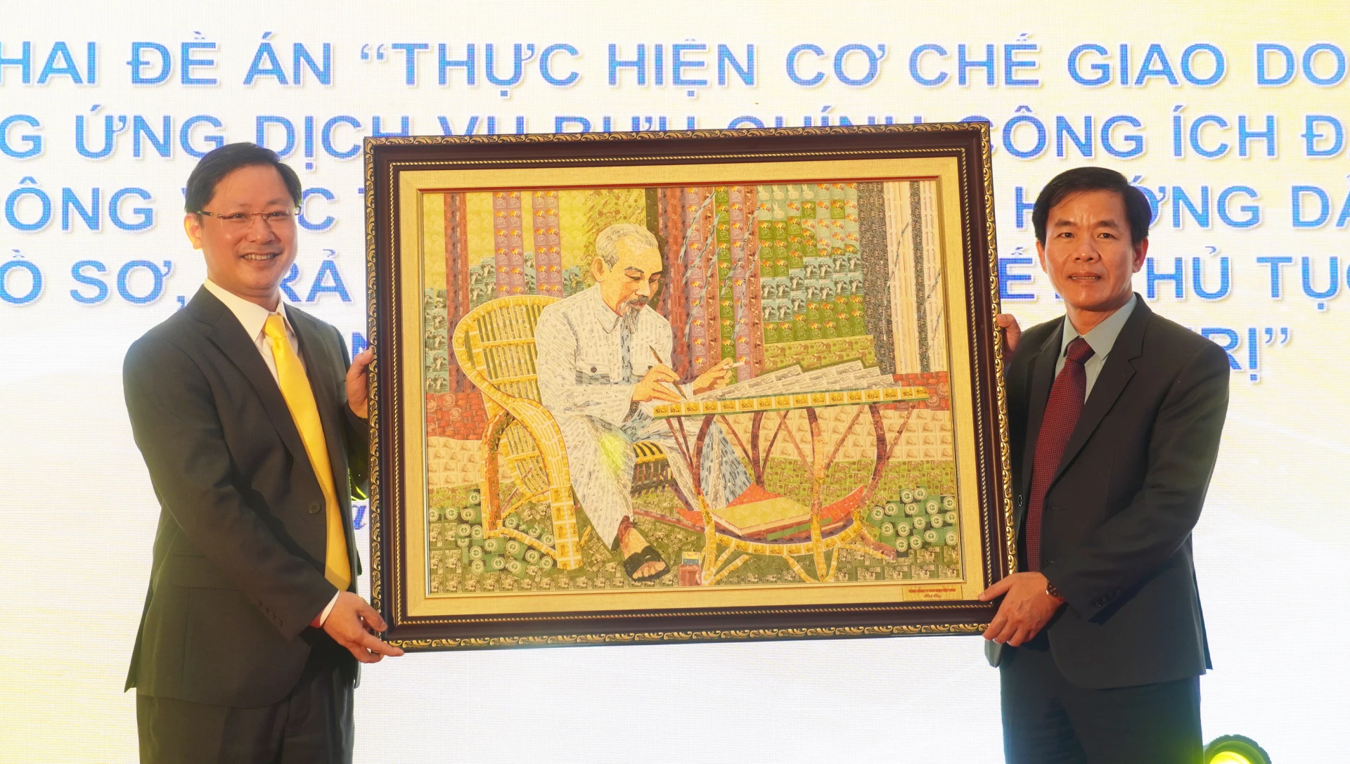 Lãnh đạo Tổng Công ty Bưu điện Việt Nam tặng quà lưu niệm cho Tỉnh ủy Quảng Trị - Ảnh: N.M