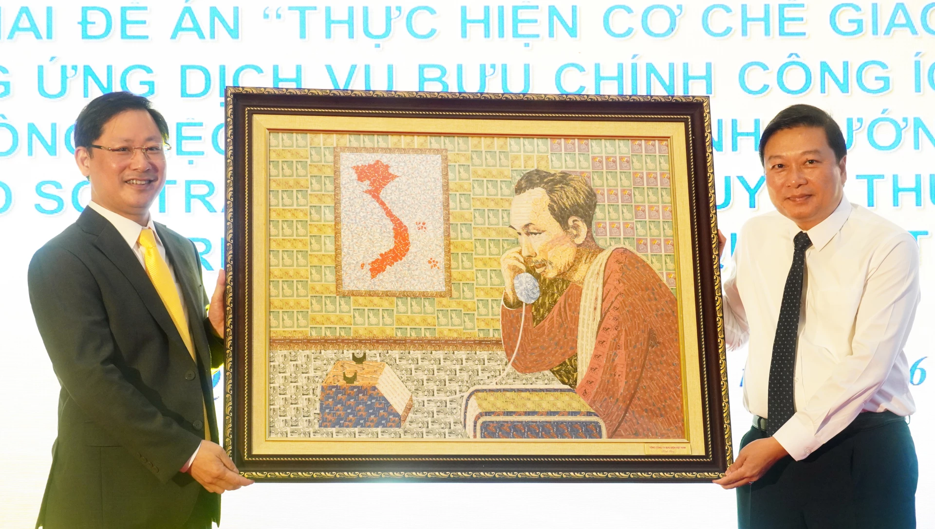 Lãnh đạo Tổng Công ty Bưu điện Việt Nam tặng quà lưu niệm cho UBND Quảng Trị - Ảnh: N.M