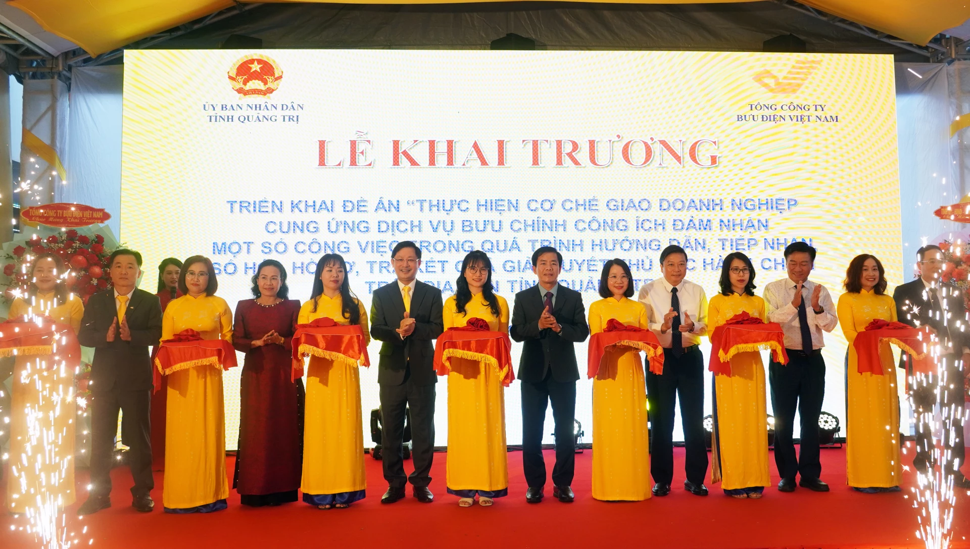 Các đồng chí lãnh đạo tỉnh cắt băng khai trương thực hiện Đề án - Ảnh: N.M