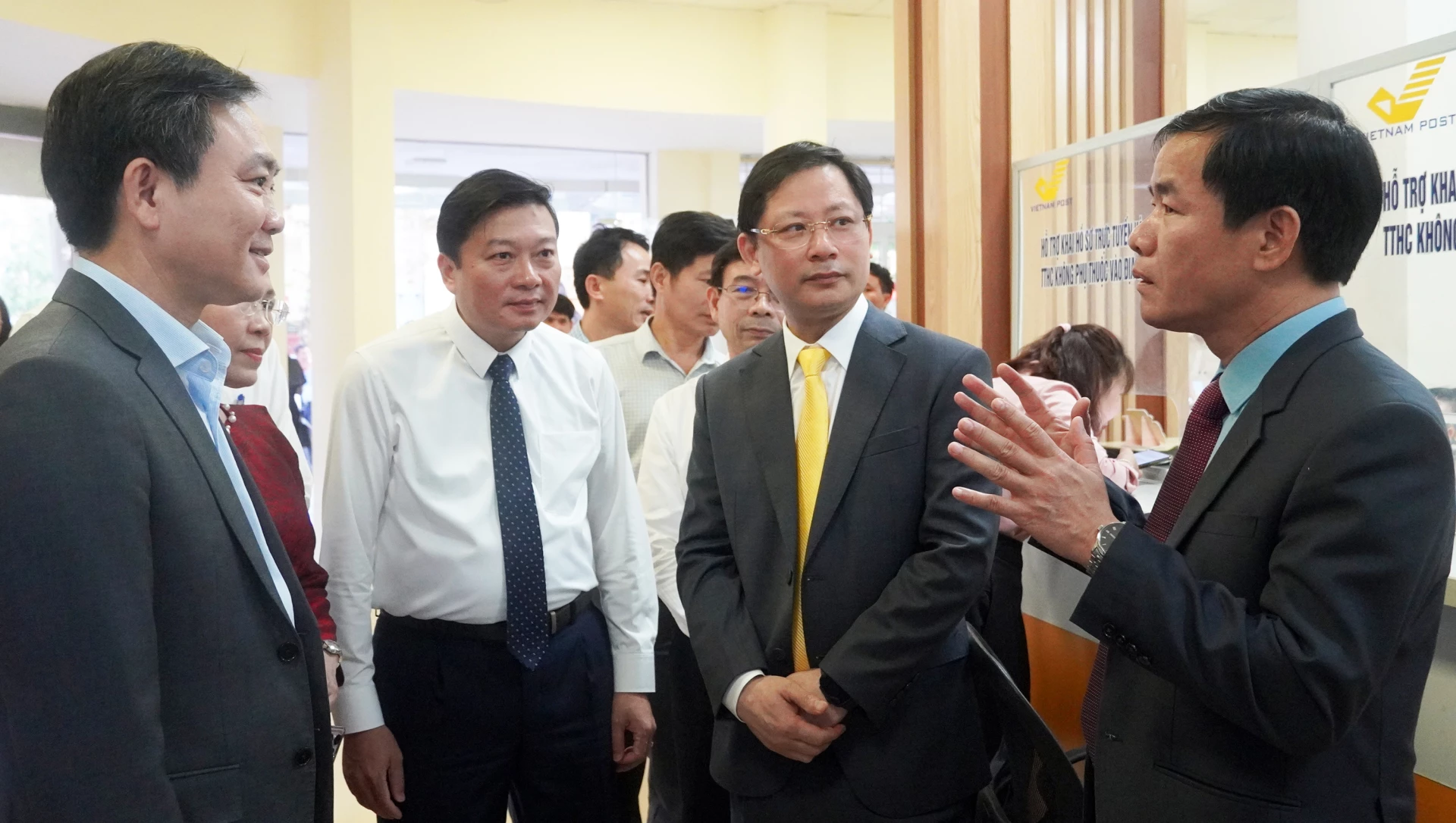 Các đồng chí lãnh đạo tỉnh tham quan quầy doanh nghiệp cung ứng dịch vụ bưu chính công ích tại Bưu điện tỉnh Quảng Trị - Ảnh: N.M