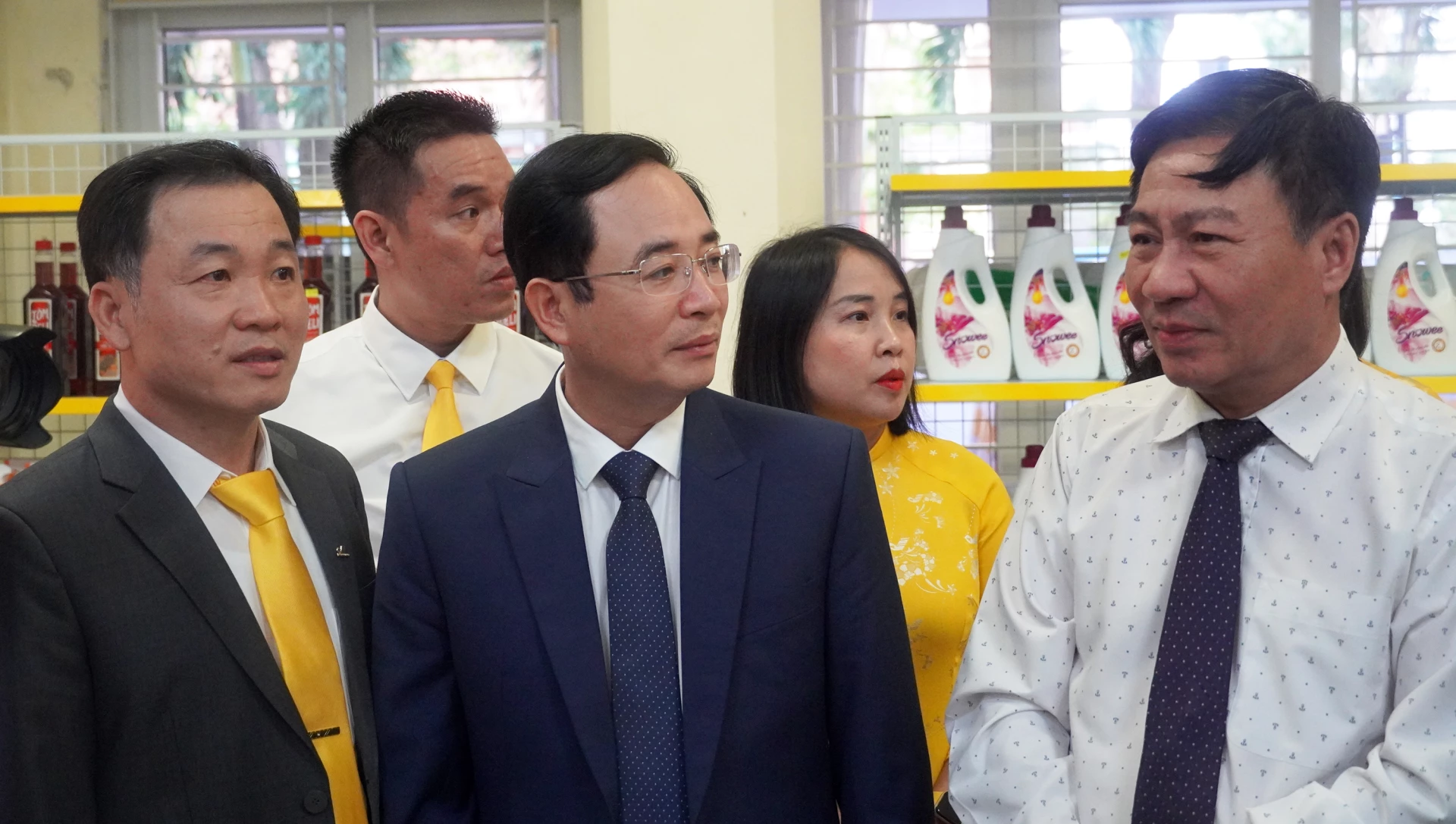 Các đồng chí lãnh đạo tỉnh tham quan quầy doanh nghiệp cung ứng dịch vụ bưu chính công ích tại Bưu điện tỉnh Quảng Trị - Ảnh: N.M