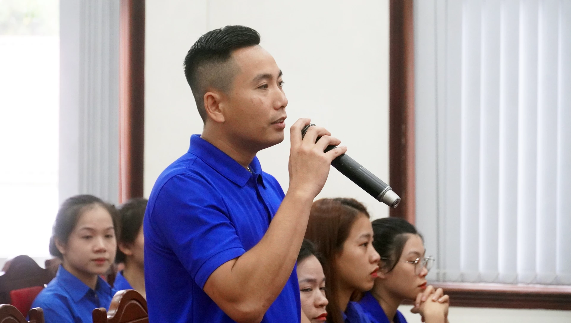 Đoàn viên Nguyễn Đăng Đức, Đoàn phường Đồng Hới với câu hỏi về cơ chế, chính sách hỗ trợ thanh niên khởi nghiệp - Ảnh: N.M