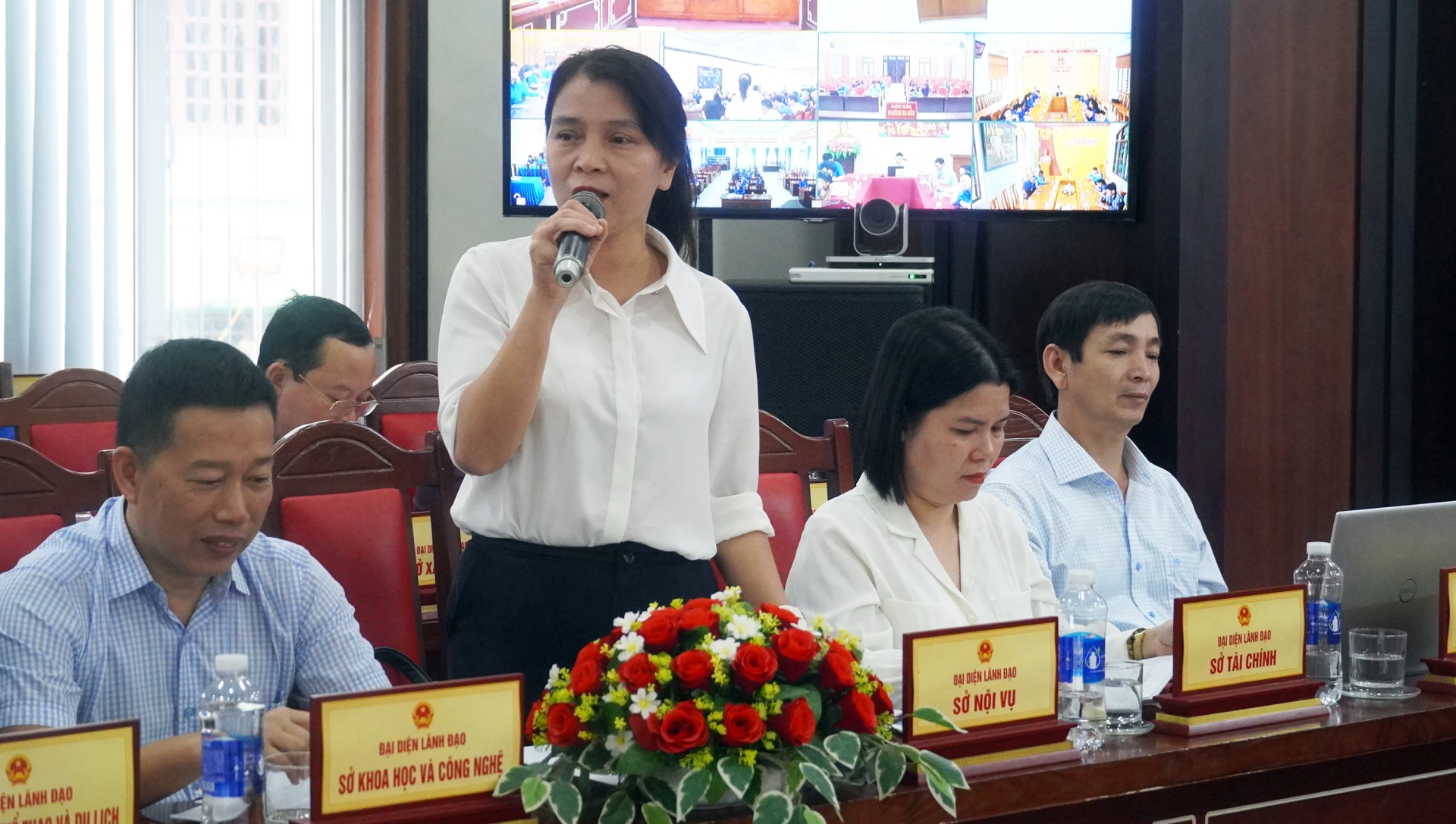 Đại diện lãnh đạo Sở Nội vụ trả lời các câu hỏi của ĐVTN - Ảnh: N.M