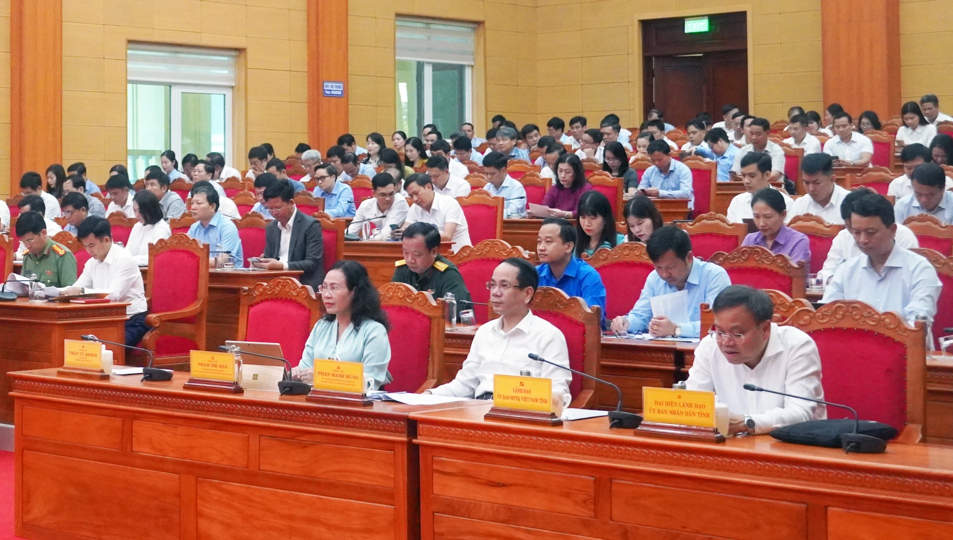 Các đồng chí lãnh đạo tỉnh dự hội nghị - Ảnh: N.M