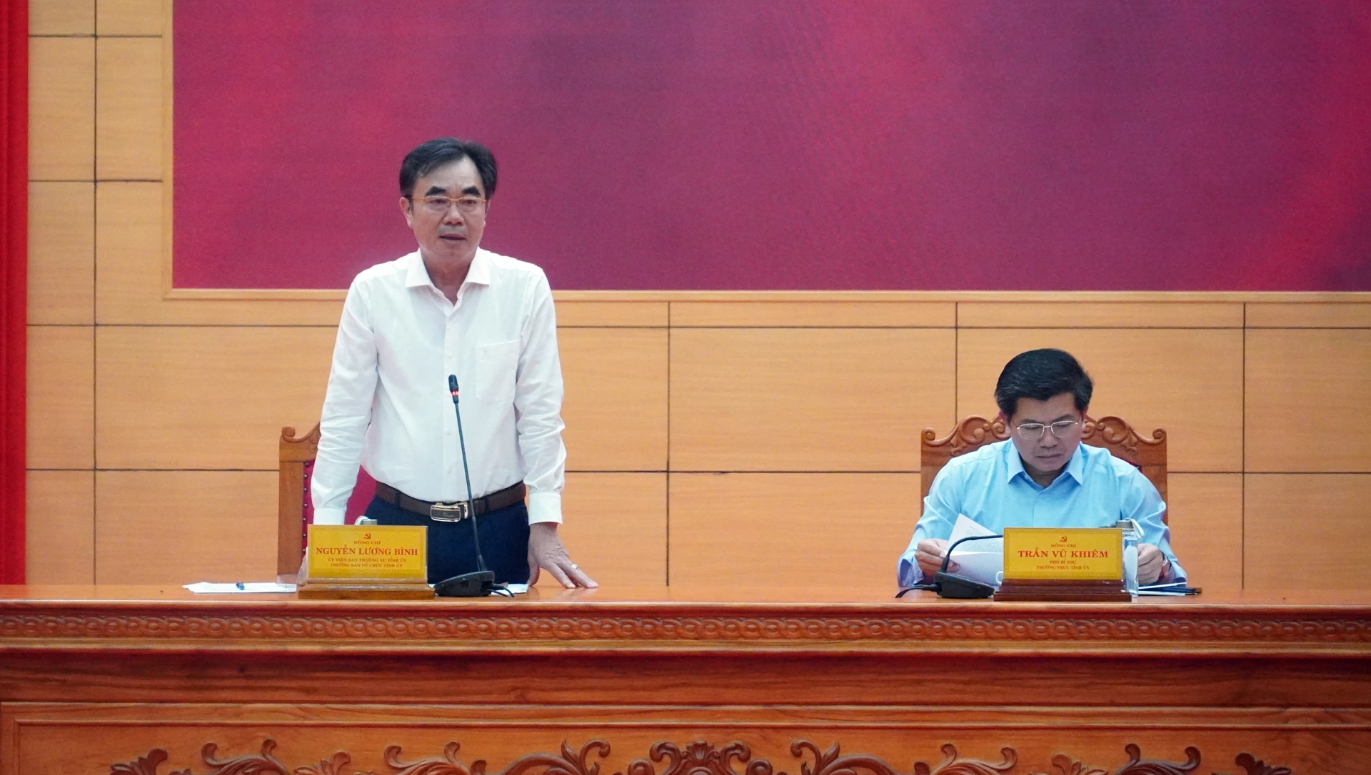 Đồng chí Phó Bí thư Thường trực Tỉnh ủy Trần Vũ Khiêm và đồng chí Trưởng Ban Tổ chức Tỉnh ủy Nguyễn Lương Bình điều hành hội nghị - Ảnh: N.M