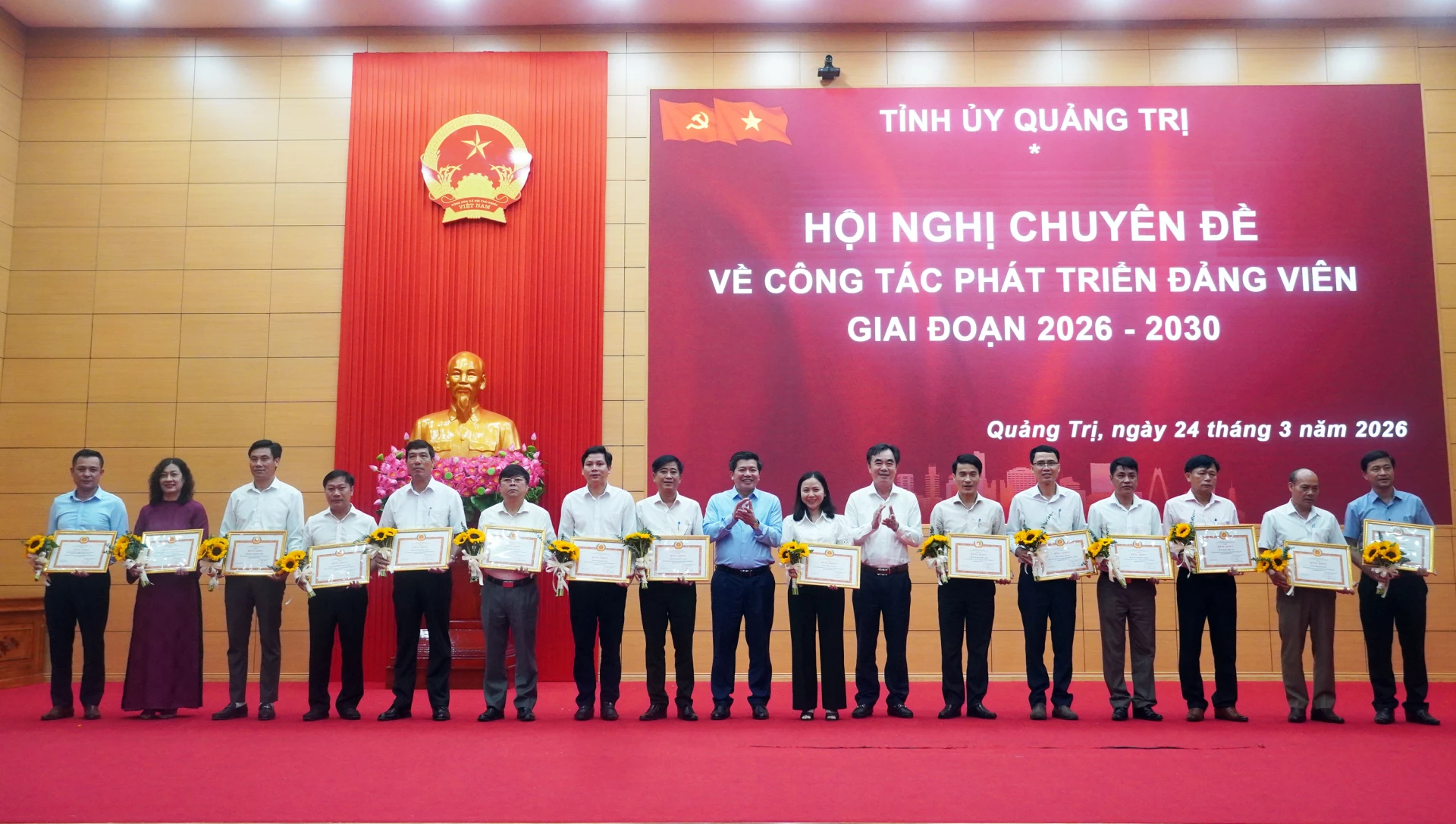 Đồng chí Phó Bí thư Thường trực Tỉnh ủy Trần Vũ Khiêm và đồng chí Trưởng Ban Tổ chức Tỉnh ủy Nguyễn Lương Bình trao Bằng khen của Ban Thường vụ Tỉnh ủy cho các tập thể có thành tích xuất sắc trong công tác kết nạp đảng viên, giai đoạn 2020 - 2025.