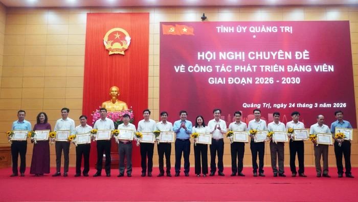 Xây dựng đội ngũ đảng viên đủ về số lượng, mạnh về chất lượng, thực sự là lực lượng nòng cốt, tiên phong