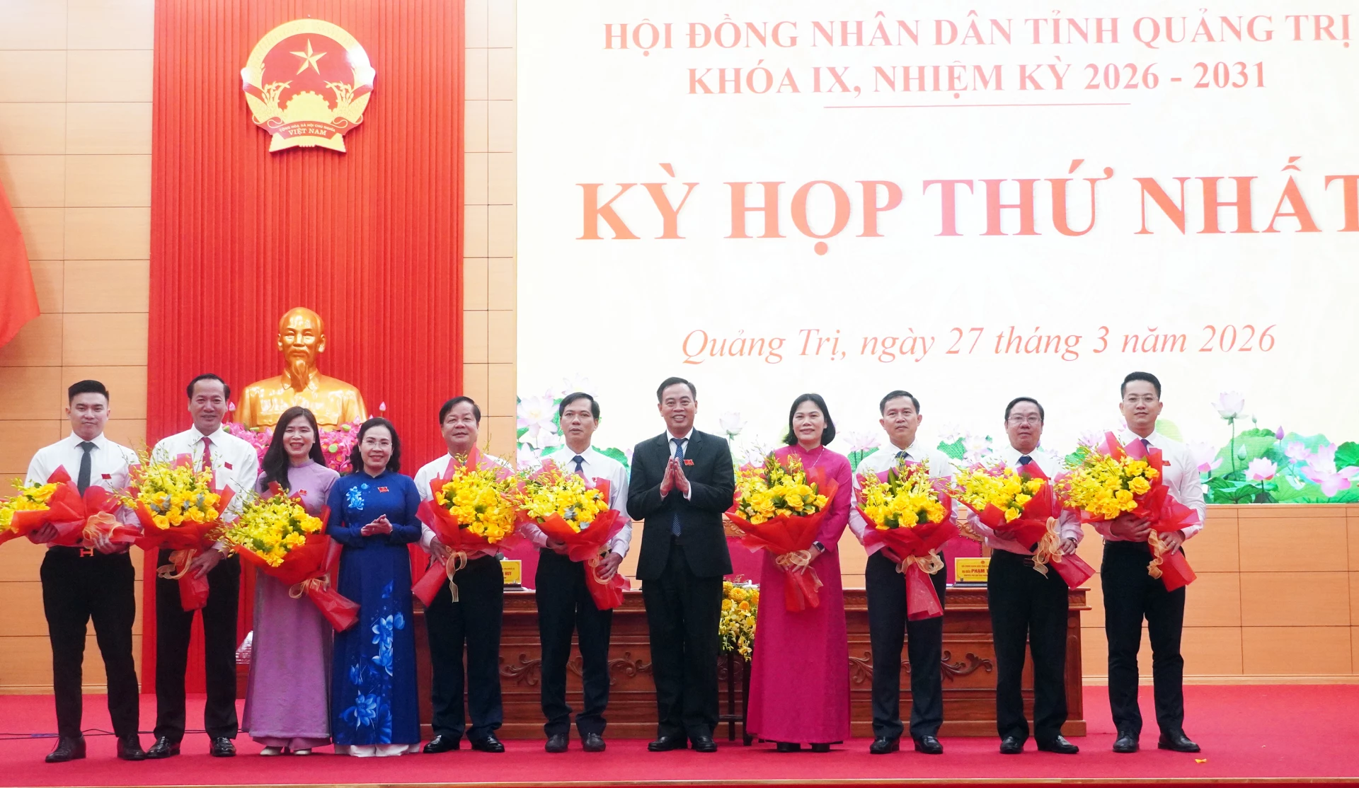 Các đồng chí Thường trực Tỉnh ủy tặng hoa chúc mừng các đồng chí trúng cử chức danh của cơ quan UBND tỉnh - Ảnh: X.P