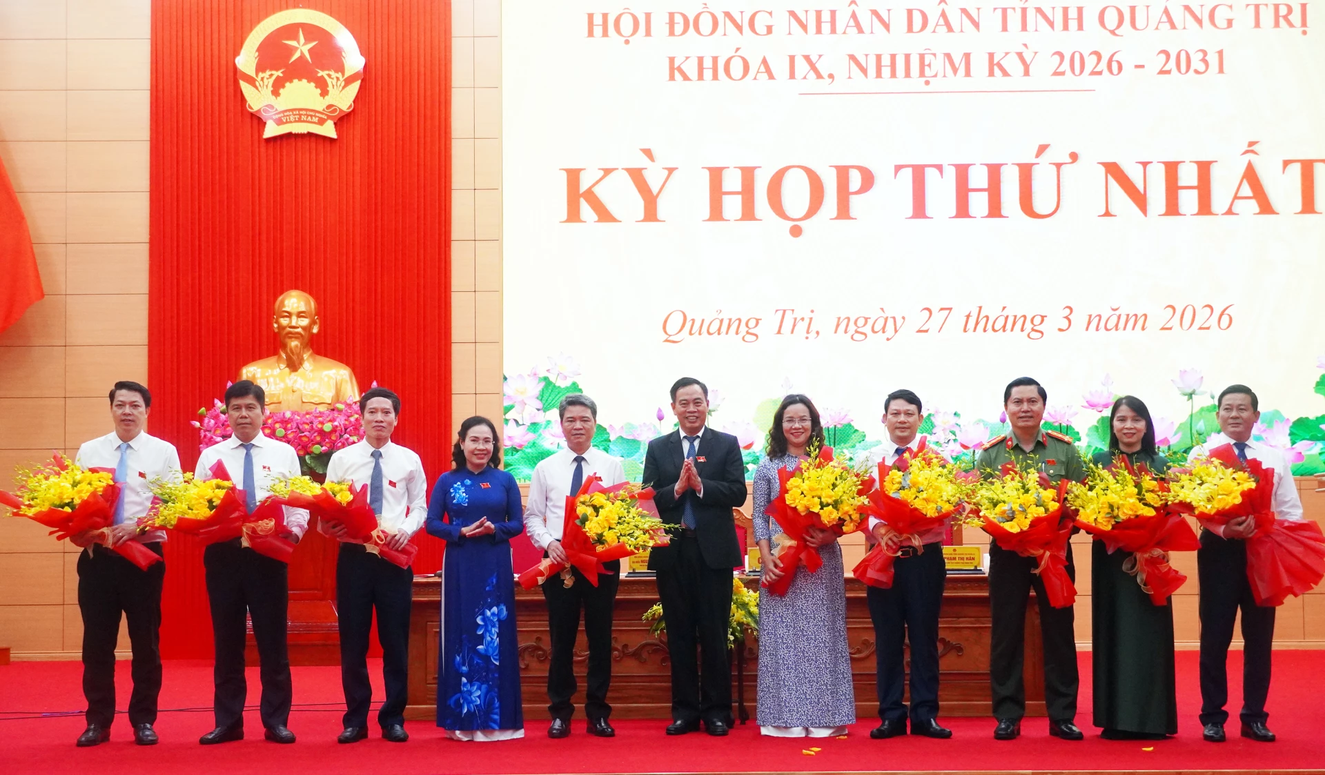 Các đồng chí Thường trực HĐND tỉnh tặng hoa chúc mừng các Ban HĐND tỉnh - Ảnh: N.M