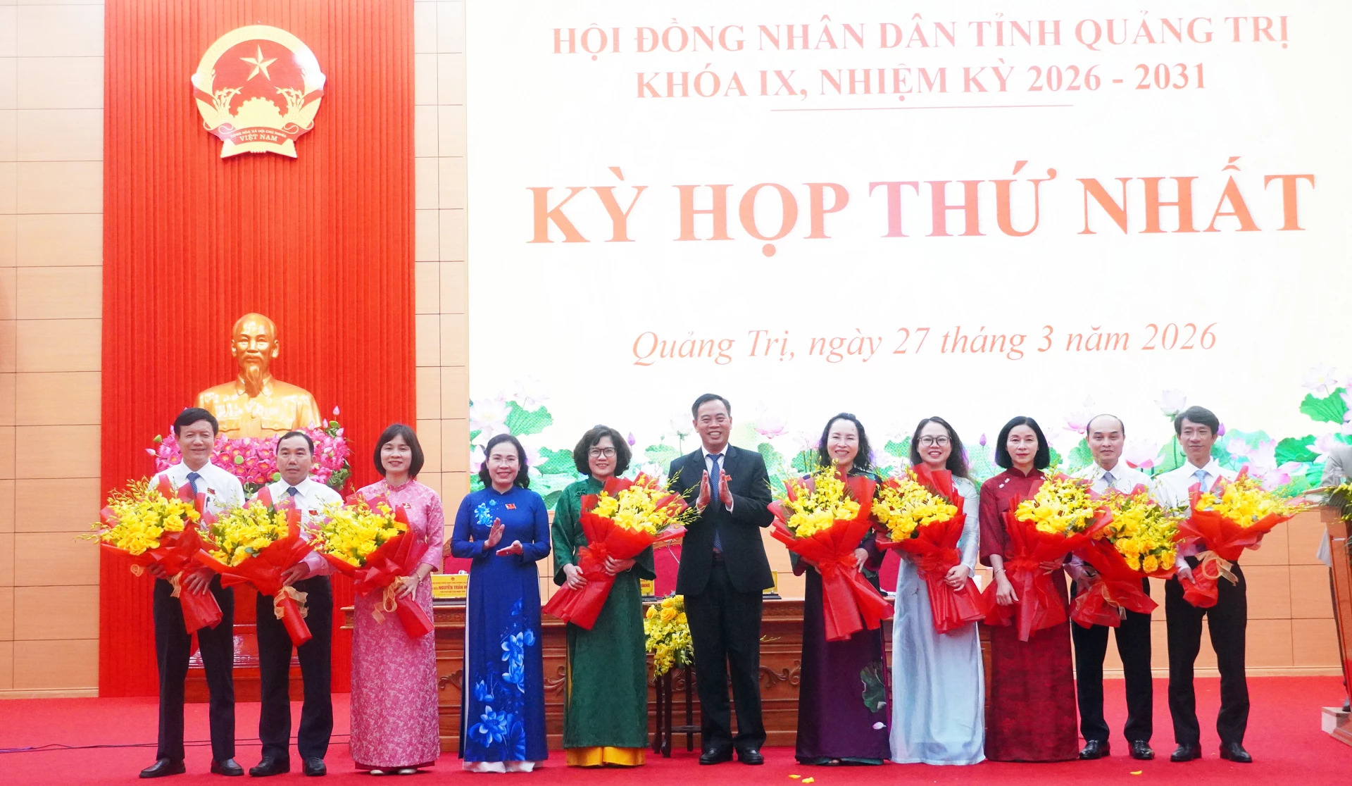 Các đồng chí Thường trực HĐND tỉnh tặng hoa chúc mừng các Ban HĐND tỉnh - Ảnh: N.M