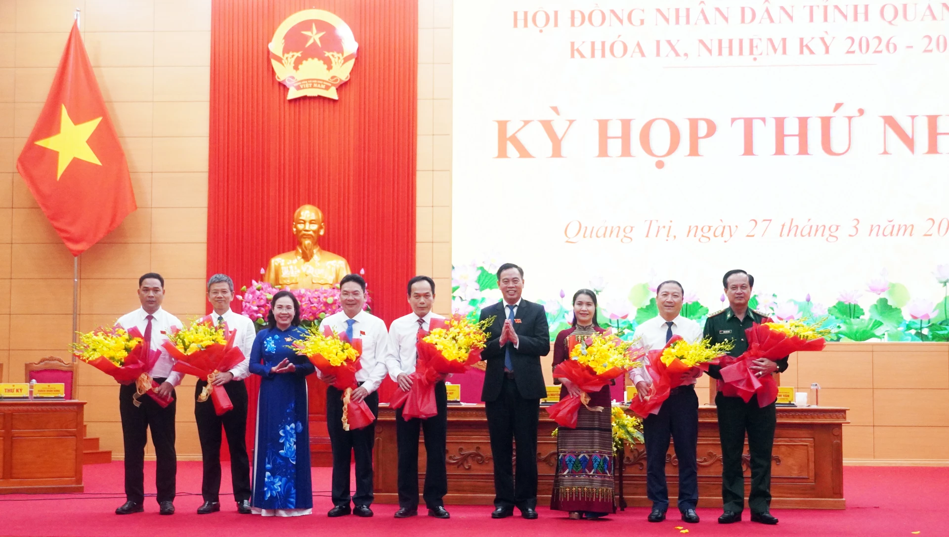 Các đồng chí Thường trực HĐND tỉnh tặng hoa chúc mừng các Ban HĐND tỉnh - Ảnh: N.M