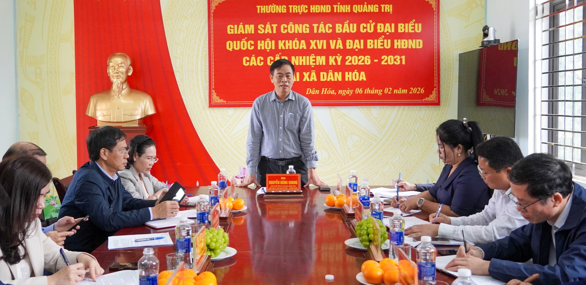 Đồng chí Nguyễn Đăng Quang, Phó Bí thư Tỉnh ủy, Chủ tịch HĐND tỉnh, Chủ tịch Ủy ban Bầu cử tỉnh giám sát công tác bầu cử tại xã Dân Hóa - Ảnh: N.H