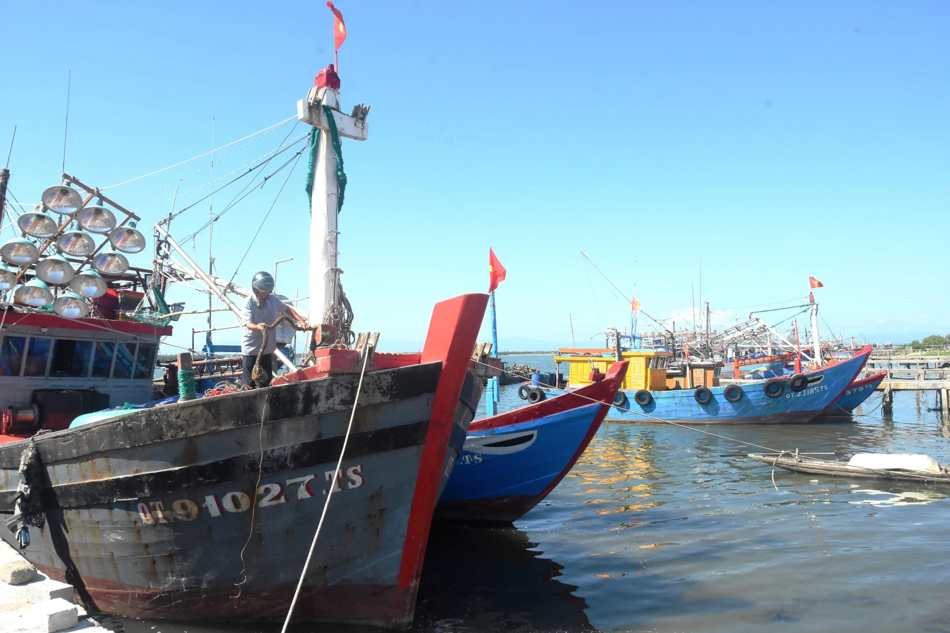 Tàu thuyền khai thác xa bờ ở Cửa Việt vững tin bám biển khi có sự tương trợ lẫn nhau và hỗ trợ từ lực lượng chức năng - Ảnh: Đ.V