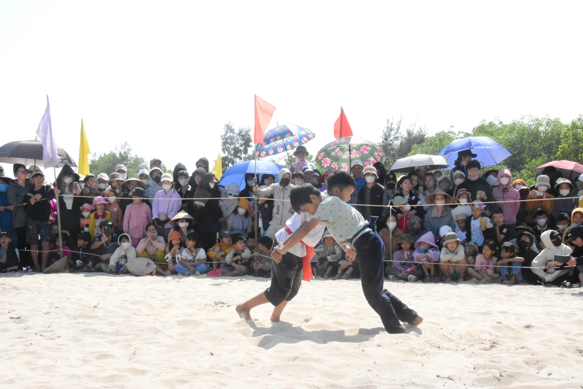 Các vận động viên nhỏ tuổi sôi nổi tranh tài tại hội vật truyền thống làng Trung An, xã Mỹ Thủy, tỉnh Quảng Trị - Ảnh: ĐV