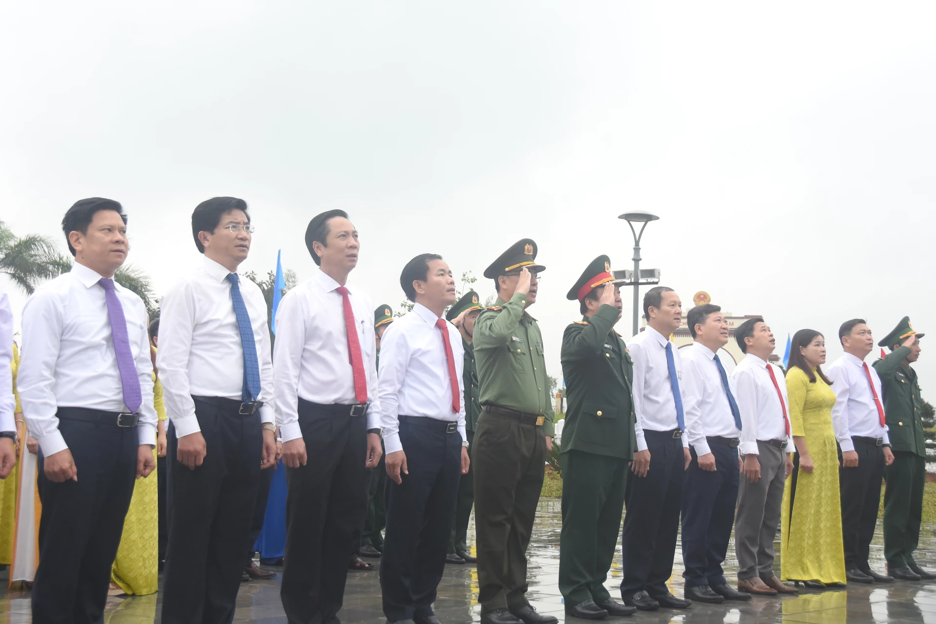 Các đồng chí lãnh đạo tỉnh thực hiện nghi thức chào cờ Tổ quốc tại Kỳ đài Hiền Lương - Ảnh: ĐV