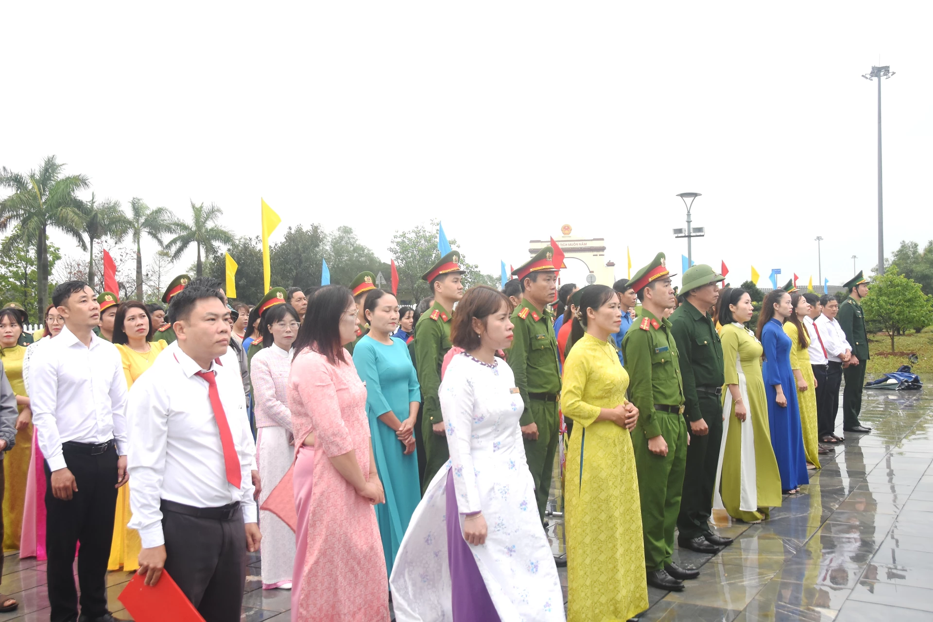 Đông đảo cán bộ và Nhân dân tham gia lễ chào cờ Tổ quốc - Ảnh: ĐV