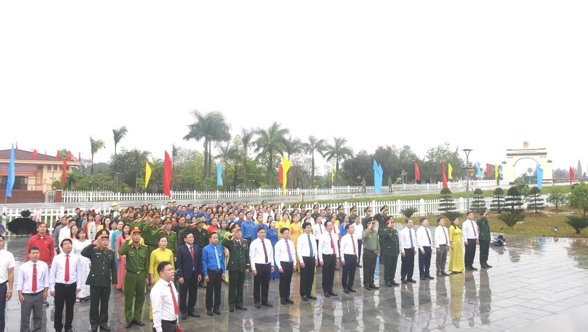 Toàn cảnh buổi lễ chào cờ Tổ quốc tại Kỳ đài Hiền Lương, Khu Di tích lịch sử quốc gia đặc biệt Đôi bờ Hiền Lương – Bến Hải - Ảnh: ĐV