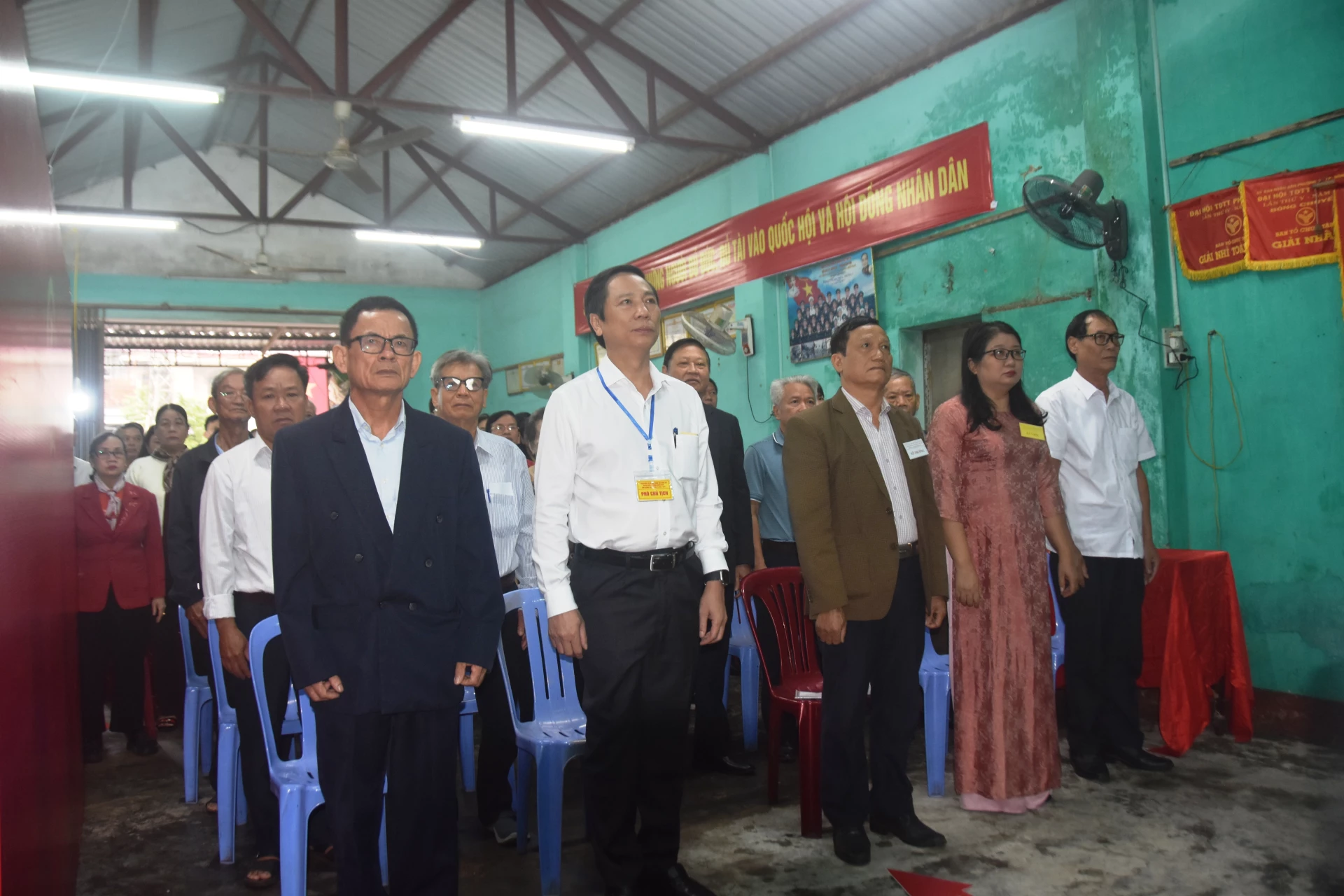 Các đại biểu thực hiện nghi thức chào cờ tại lễ khai mạc bầu cử - Ảnh: ĐV