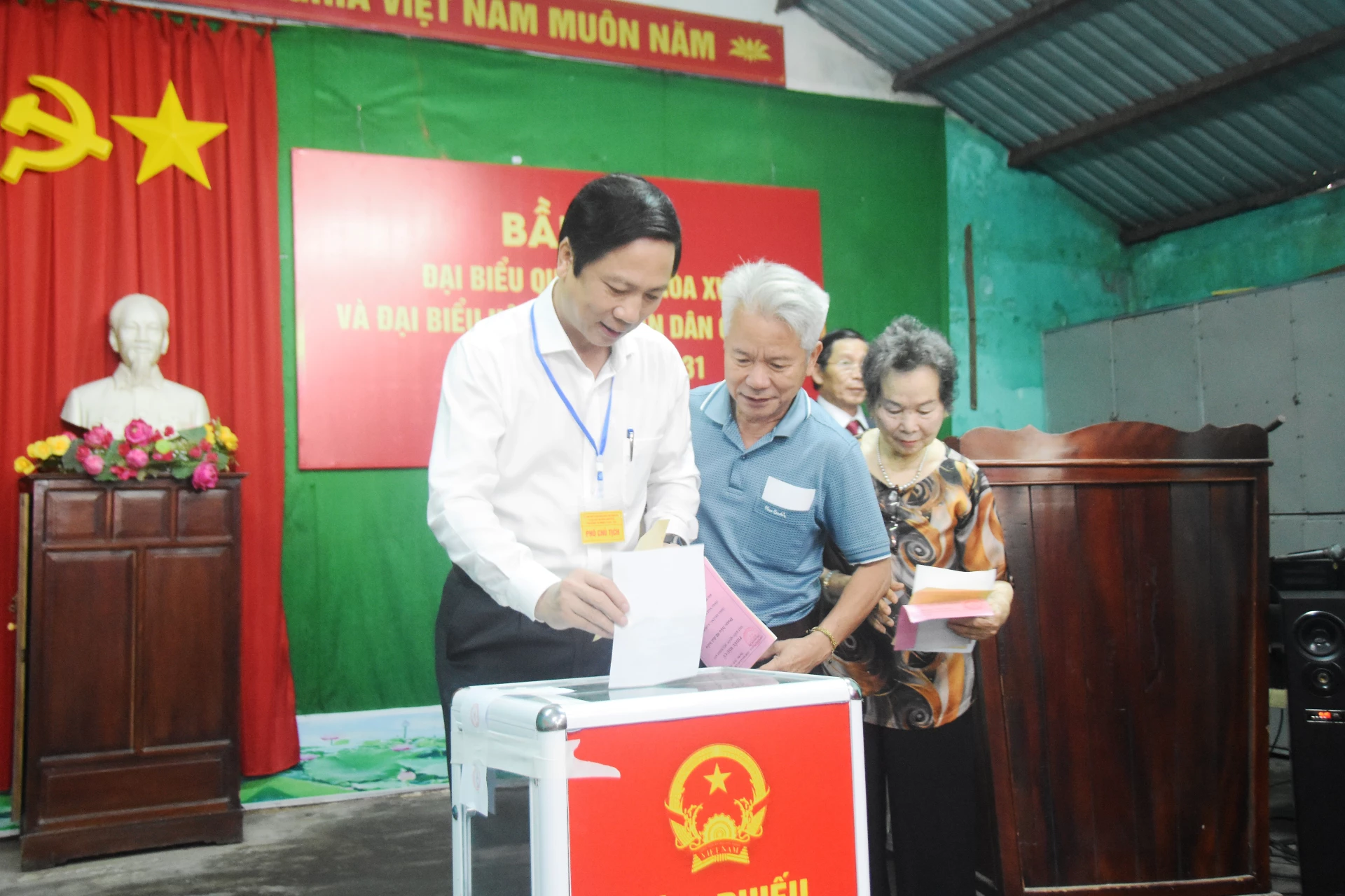 Đồng chí Hoàng Nam, Ủy viên Ban Thường vụ Tỉnh ủy, Phó Chủ tịch Thường trực UBND tỉnh tham tham gia bỏ phiếu tại khu vực bỏ phiếu số 14, thuộc khu phố 6, phường Đông Hà - Ảnh: ĐV