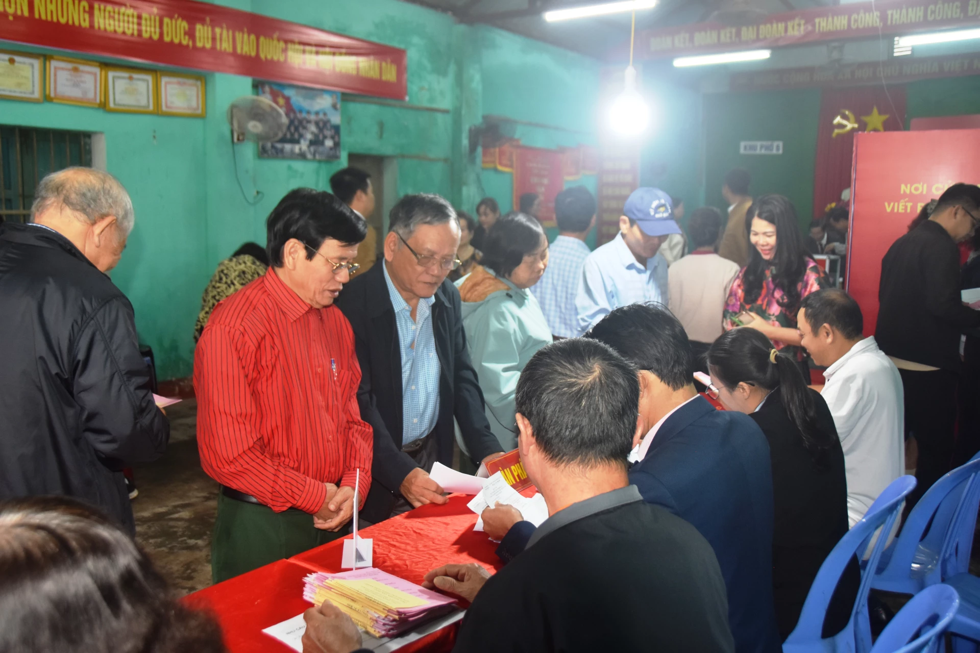 Đông đảo cử tri khu vực bỏ phiếu số 14, thuộc khu phố 6, phường Đông Hà được hướng dẫn nhận phiếu cử tri - Ảnh: ĐV