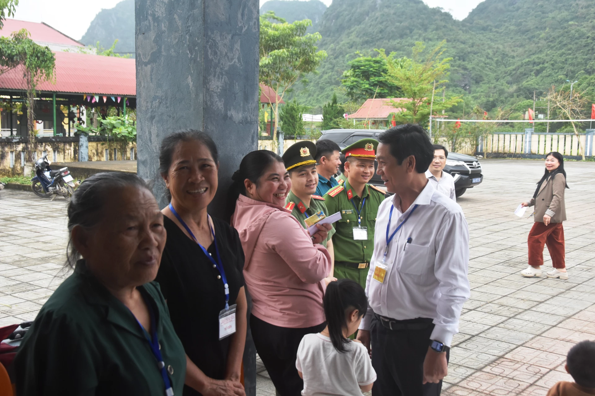 Đồng chí Hoàng Nam, Ủy viên Ban Thường vụ Tỉnh ủy, Phó Chủ tịch Thường trực UBND tỉnh trò chuyện với cử tri khu vực bỏ phiếu số 4, đơn vị bỏ phiếu số 2 thuộc tổ dân phố Hà Lời, xã Phong Nha - Ảnh: ĐV