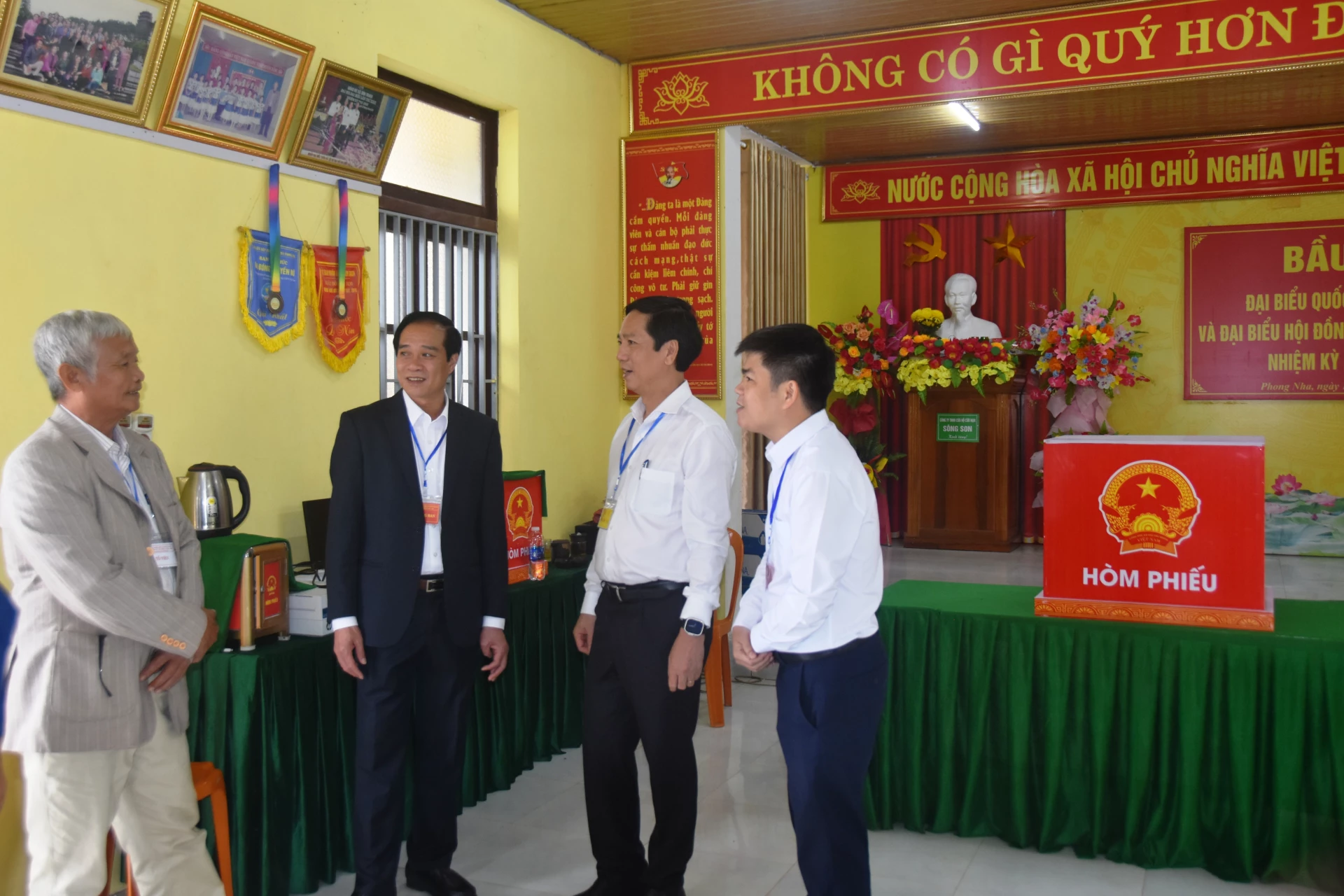 Đồng chí Hoàng Nam, Ủy viên Ban Thường vụ Tỉnh ủy, Phó Chủ tịch Thường trực UBND tỉnh kiểm tra công tác bầu cử tại khu vực bỏ phiếu số 4, đơn vị bỏ phiếu số 2 thuộc tổ dân phố Hà Lời, xã Phong Nha - Ảnh: ĐV