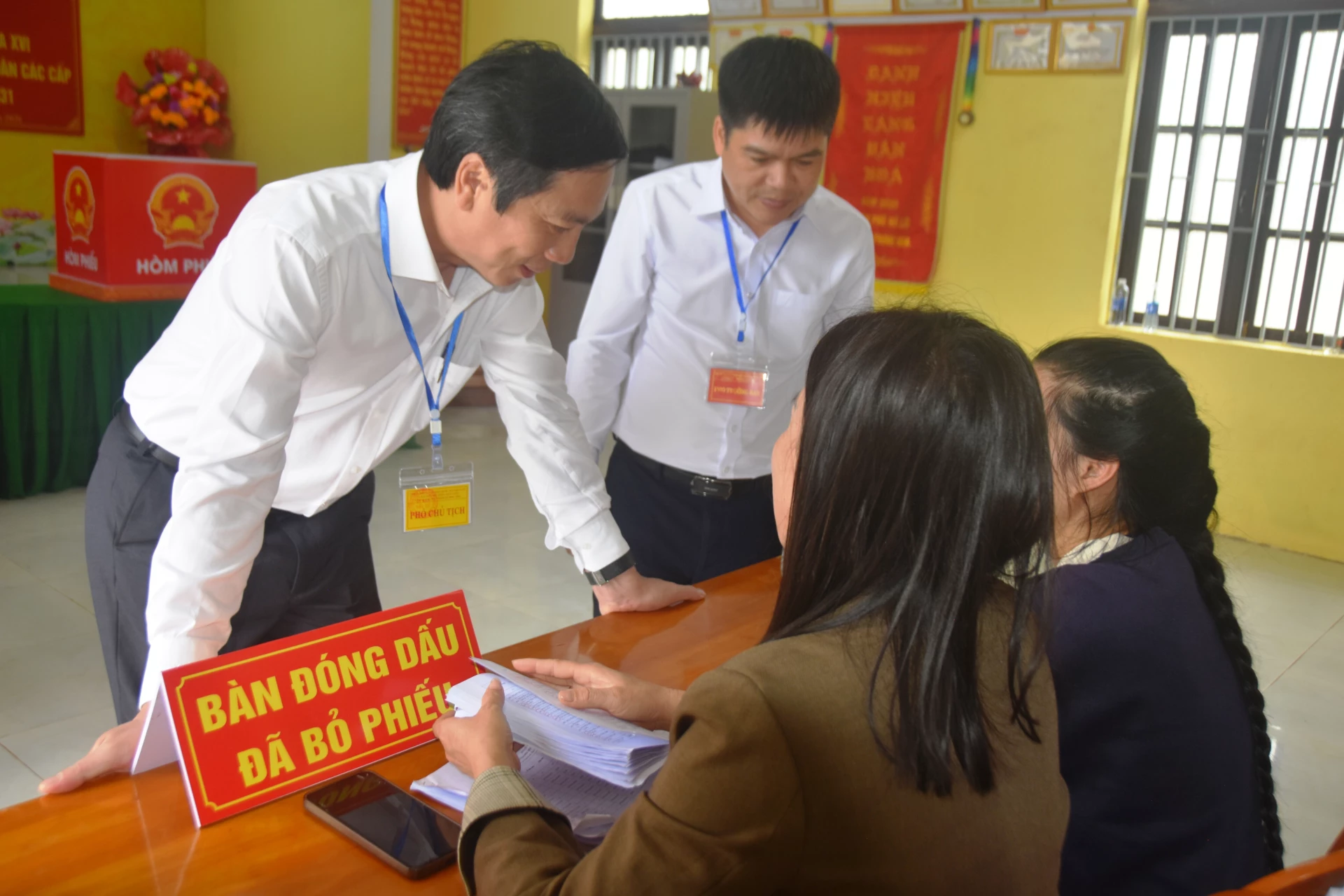 Đồng chí Hoàng Nam, Ủy viên Ban Thường vụ Tỉnh ủy, Phó Chủ tịch Thường trực UBND tỉnh trò chuyện với cán bộ thực hiện nhiệm vụ khu vực bỏ phiếu số 4, đơn vị bỏ phiếu số 2 thuộc tổ dân phố Hà Lời, xã Phong Nha - Ảnh: ĐV