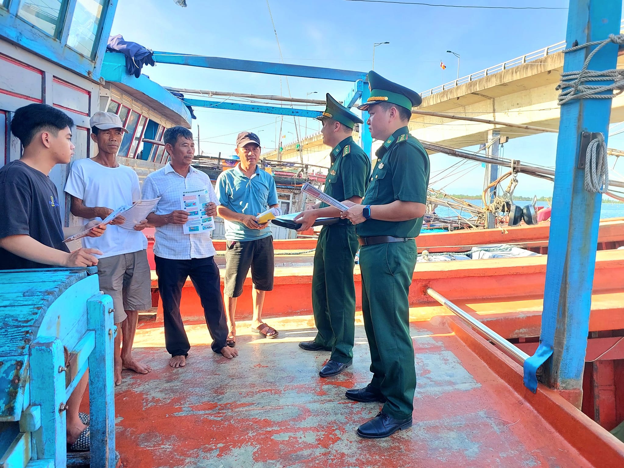 Bộ đội Biên phòng tuyên truyền cho ngư dân về khai thác hải sản đúng quy định - Ảnh: Đ.V