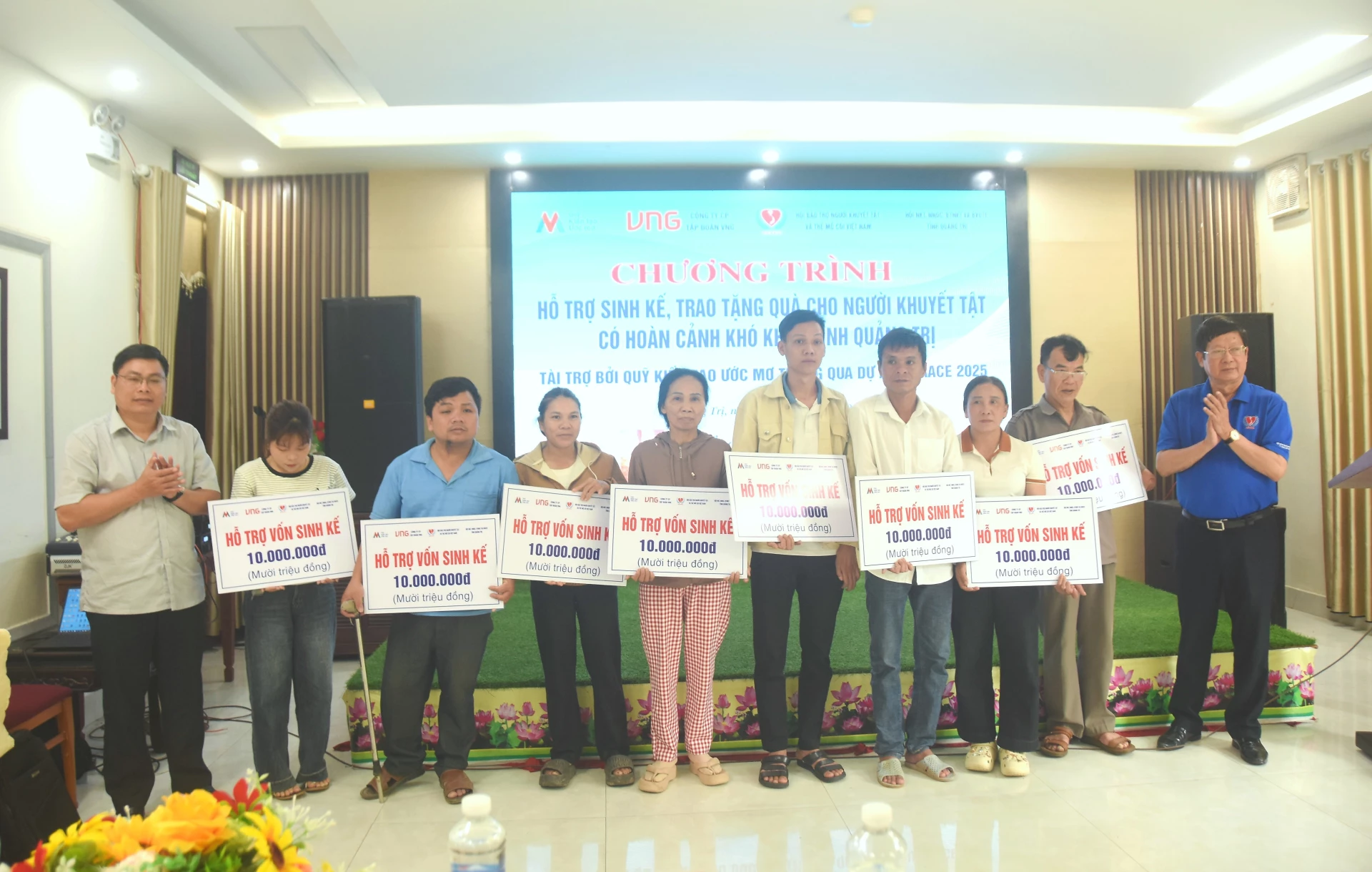 Trao vốn hỗ trợ sinh kế cho các trường hợp người khuyết tật có hoàn cảnh đặc biệt khó khăn - Ảnh: ĐV