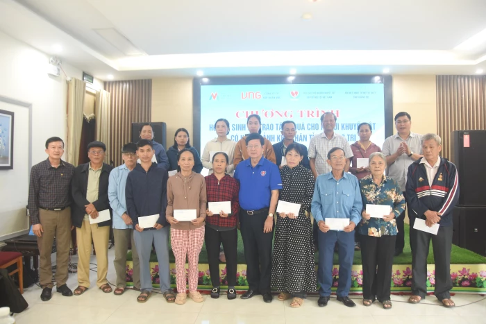 Trao vốn hỗ trợ sinh kế cho người khuyết tật hoàn cảnh khó khăn