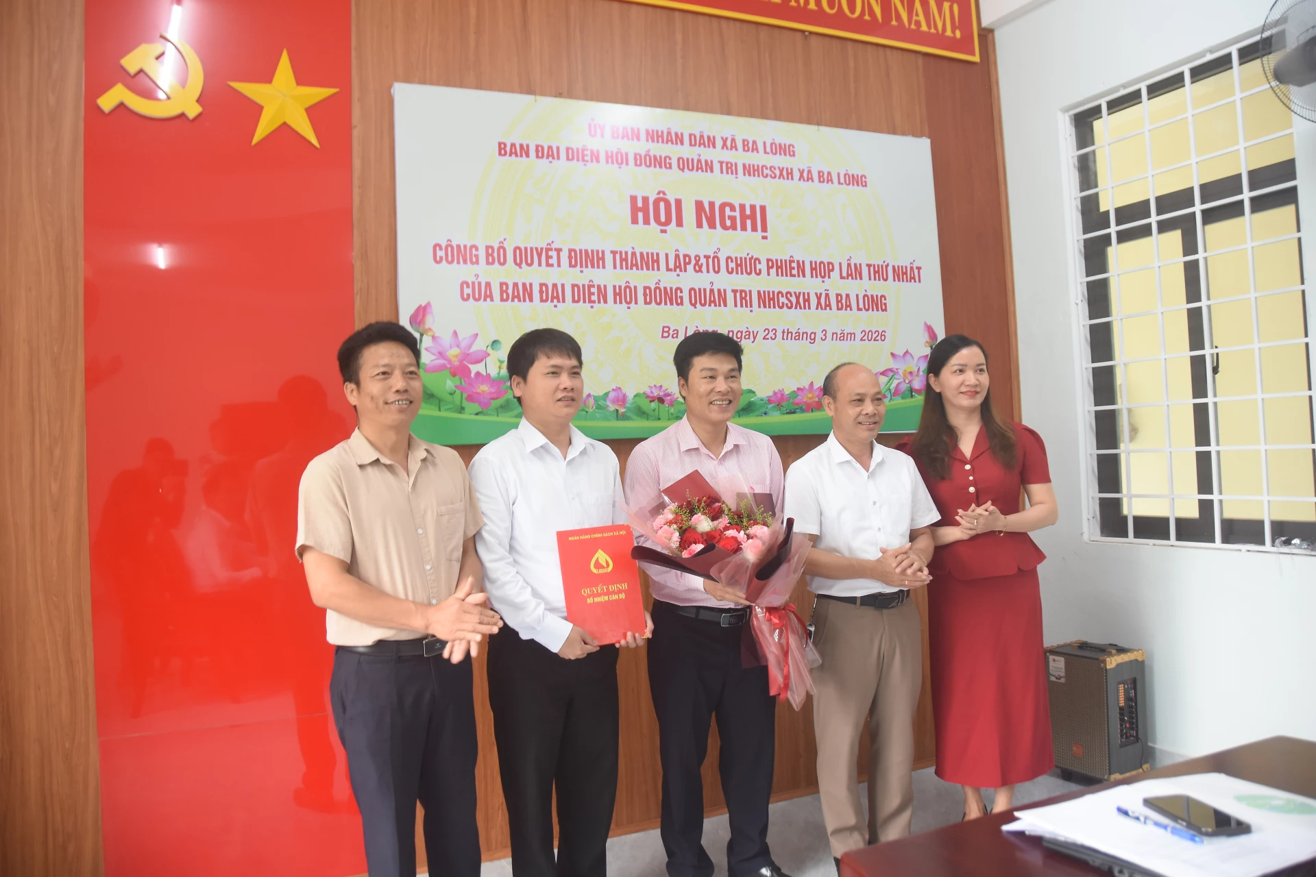 Trao quyết định công bố thành lập và ra mắt Ban đại diện HĐQT NHCSXH xã Ba Lòng - Ảnh: ĐV
