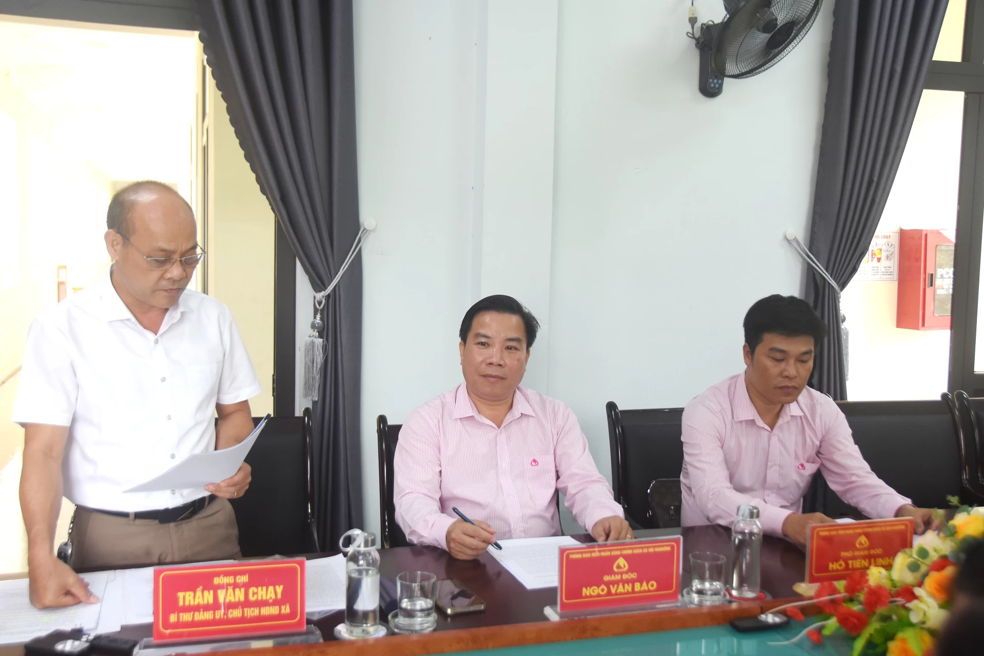 Lãnh đạo xã Ba Lòng phát biểu tại hội nghị - Ảnh: ĐV