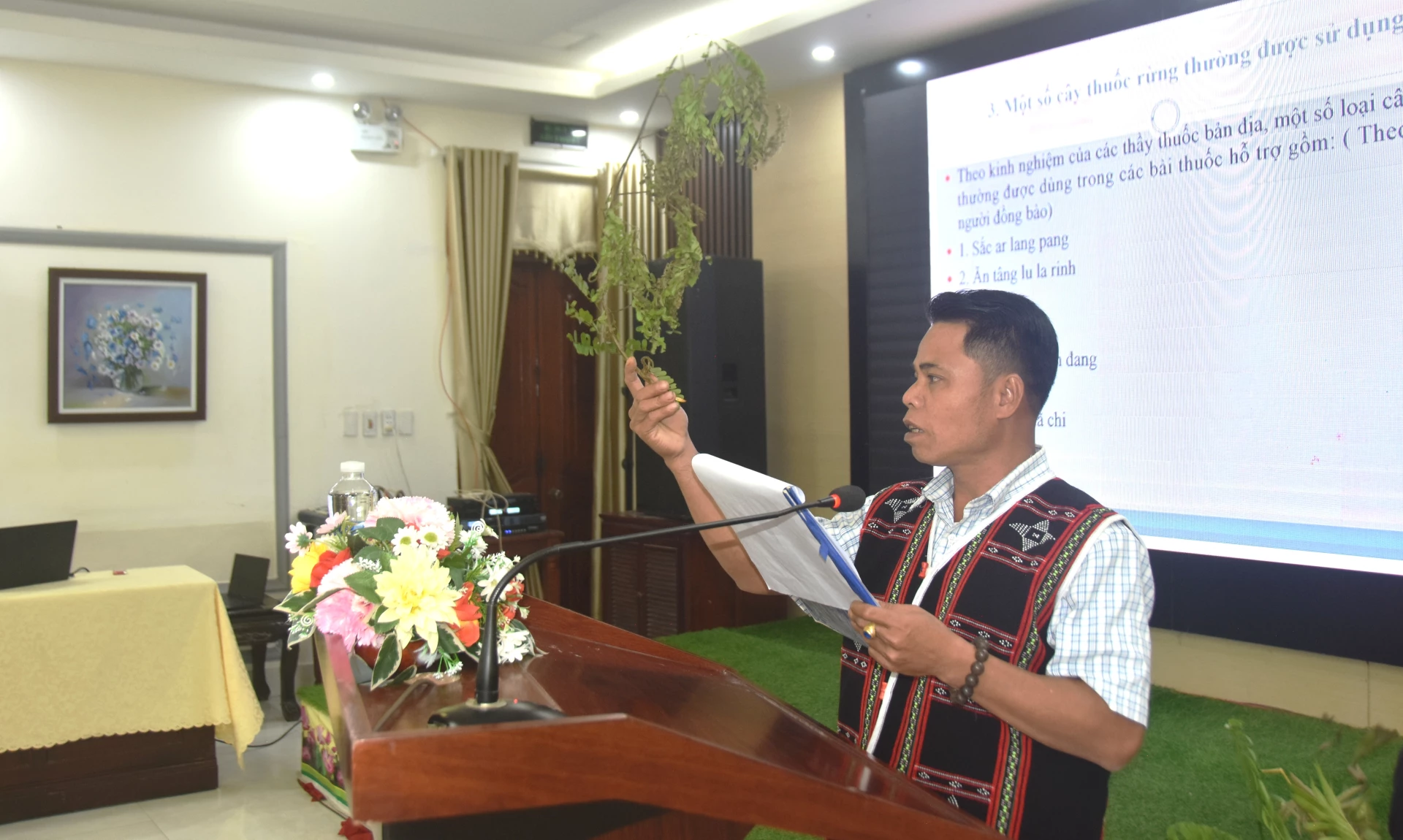 Thầy thuốc trình bày, giới thiệu bài thuốc hay, cây thuốc quý của đồng bào Pa Kô Vân Kiều - Ảnh: ĐV