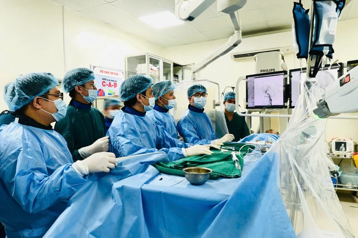 Can thiệp thành công ca rò động mạch cảnh xoang hang hiếm gặp