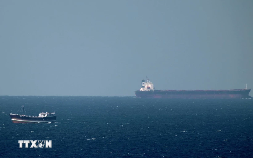 Tàu chở dầu hướng về eo biển Hormuz. (Nguồn: AFP/TTXVN)