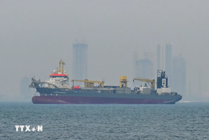 Tắc nghẽn tại eo biển Hormuz, các quốc gia vùng Vịnh cắt giảm sản lượng dầu