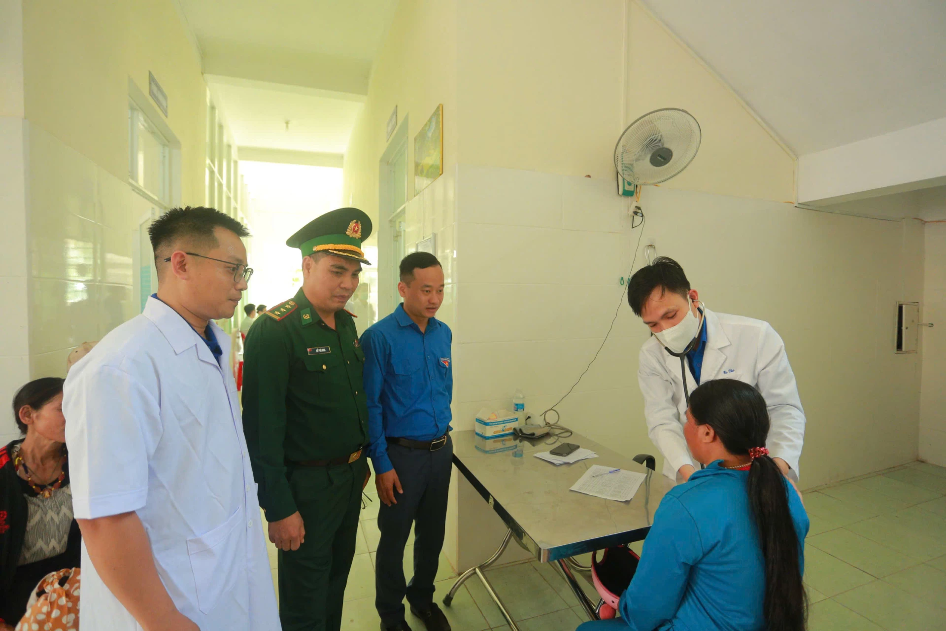 Hội Thầy thuốc trẻ tỉnh Quảng Trị tổ chức khám, chữa bệnh và cấp phát thuốc miễn phí cho người dân xã La Lay - Ảnh: Hoàng Hùng