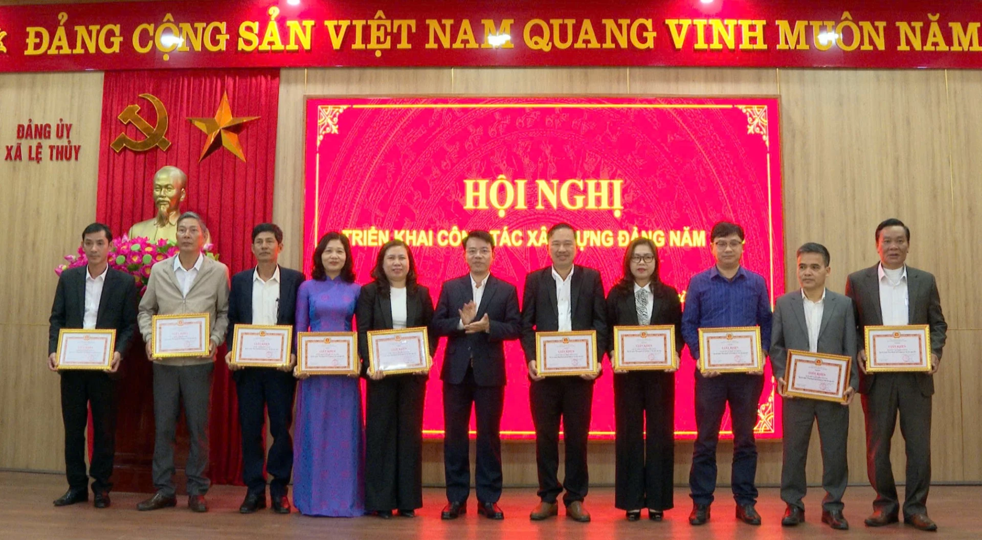 Đảng bộ xã Lệ Thủy biểu dương những tập thể đạt thành tích xuất sắc trong công tác xây dựng Đảng năm 2025 - Ảnh: H.C