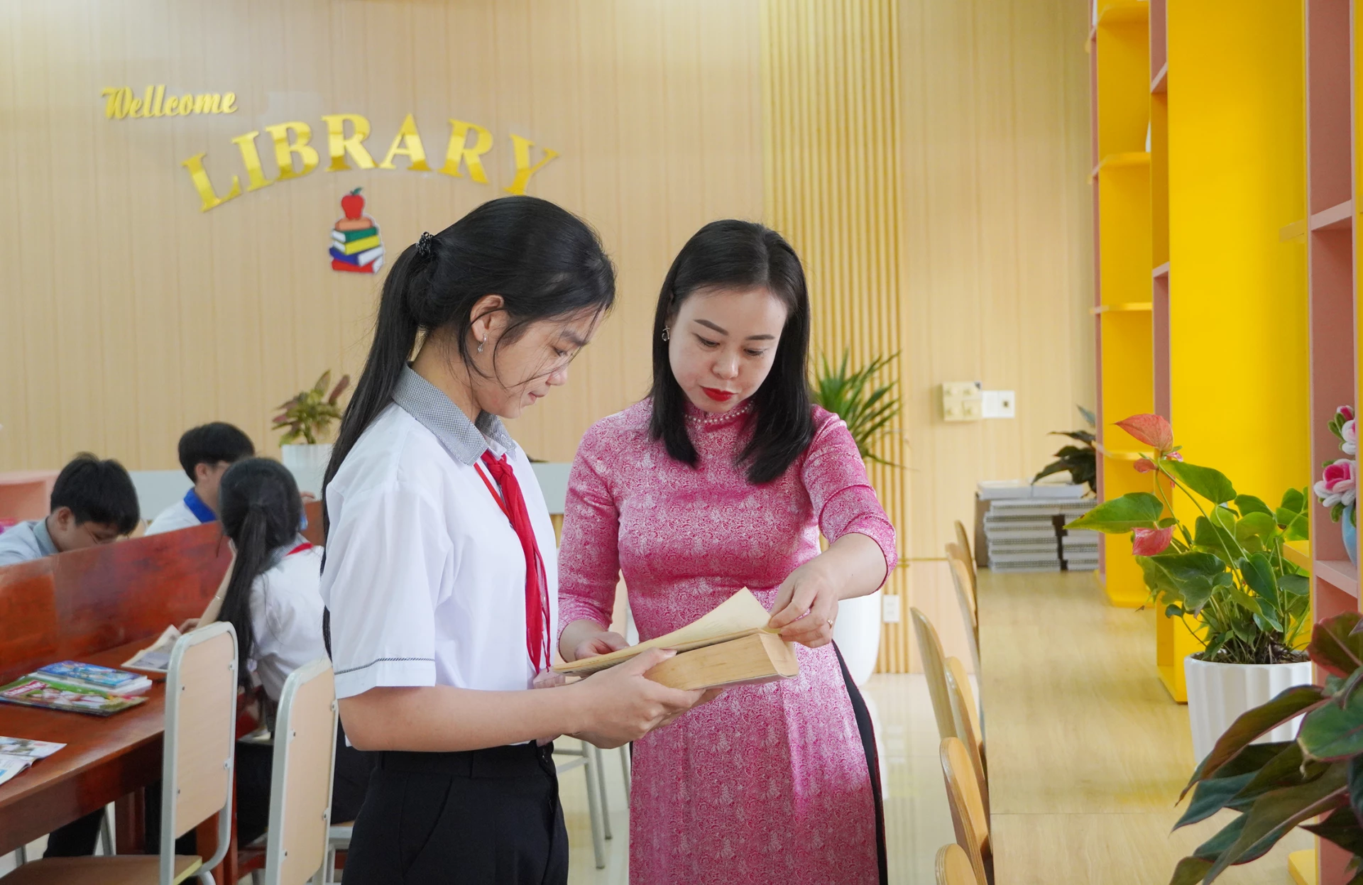 Ngoài dạy học trên lớp, Trường THCS số 1 Nhân Trạch còn chú trọng tạo điều kiện cho học sinh tìm hiểu thêm kiến thức tại thư viện trường - Ảnh: C.N