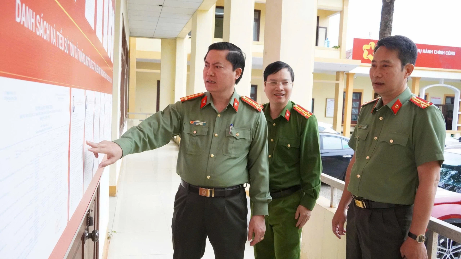 Đồng chí Nguyễn Tiến Hoàng Anh, Phó Giám đốc Công an tỉnh kiểm tra công tác bảo đảm an ninh trật tự phục vụ cuộc bầu cử tại xã Quảng Ninh - Ảnh: P.V