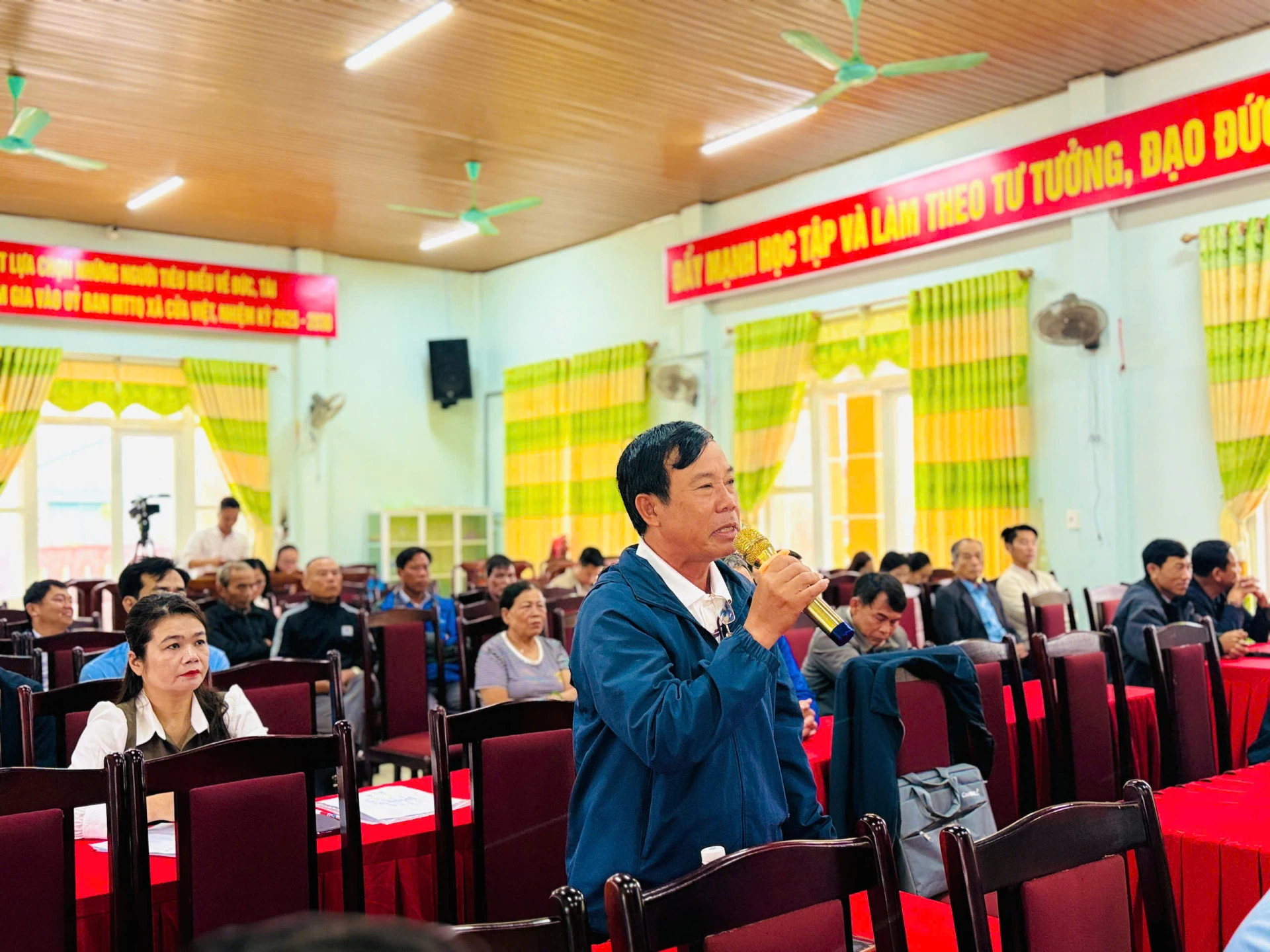 Cử tri Lê Văn Lai - Thôn Hoàng Hà xã Cửa Việt tham giá ý kiến tại buổi tiếp xúc cử tri - Ảnh: T.H