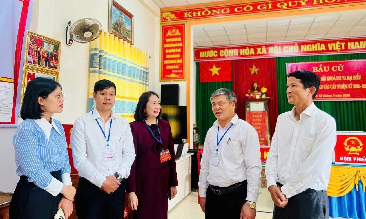 Đoàn công tác Ủy ban MTTQVN tỉnh kiểm tra, giám sát công tác bầu cử tại xã Nam Trạch - Ảnh: H.C