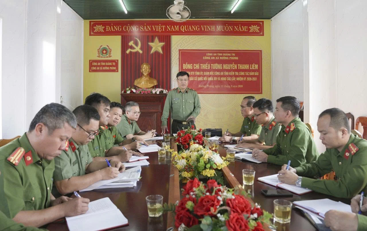 Đồng chí Thiếu tướng Nguyễn Thanh Liêm, Giám đốc Công an tỉnh kiểm tra công tác bảo đảm an ninh trật tự phục vụ cuộc bầu cử tại Công an xã Hướng Phùng - Ảnh: P.V